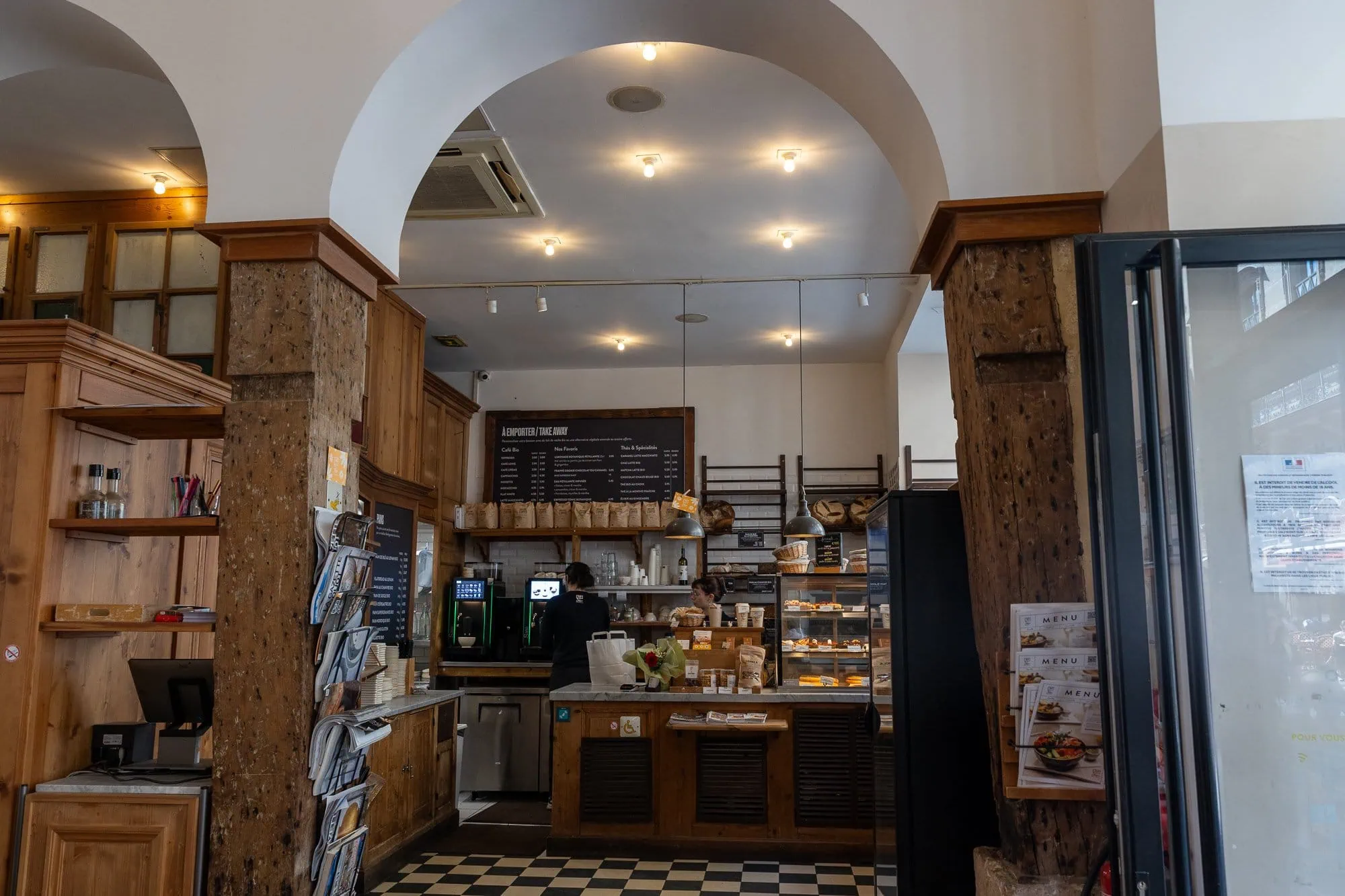 Gemütliches Pariser Café mit Holzinterieur und Vitrine mit Gebäck