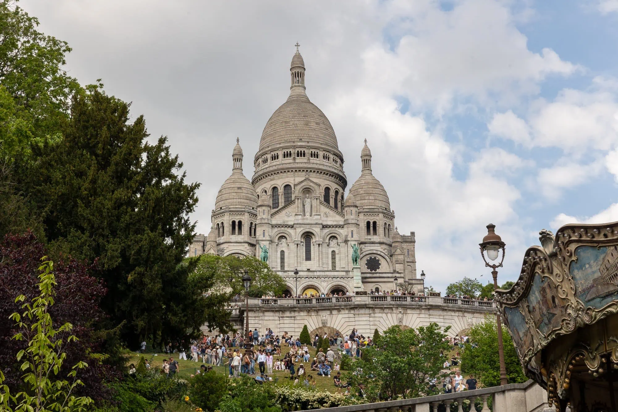 Bílá bazilika Sacré-Cœur na vrcholu pařížského Montmartru