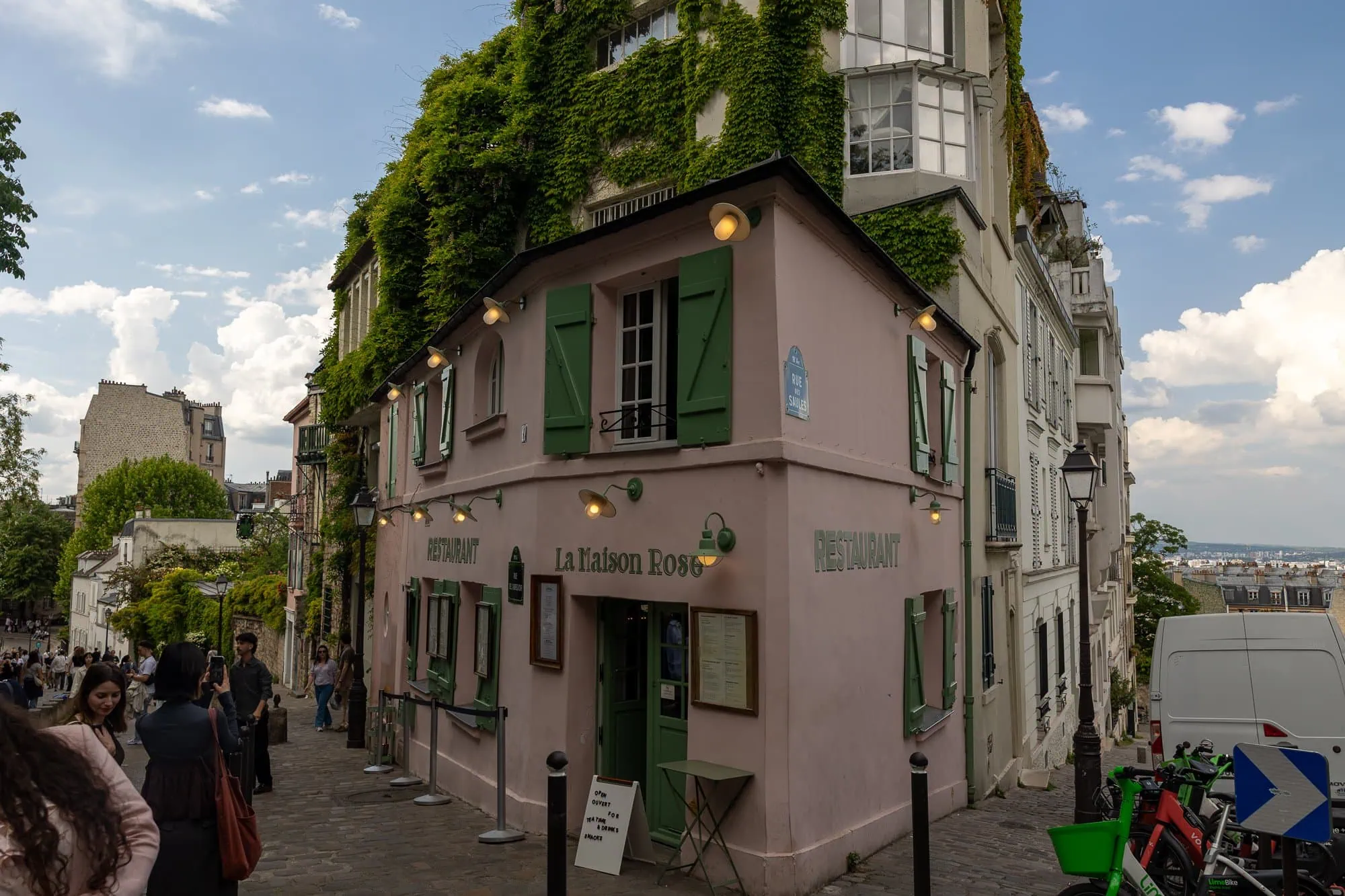 Růžová restaurace La Maison Rose na Montmartru, kde Emily a Mindy obědvají