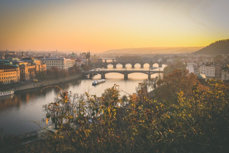Panorama pražských mostů přes Vltavu z Letné za zlaté hodinky