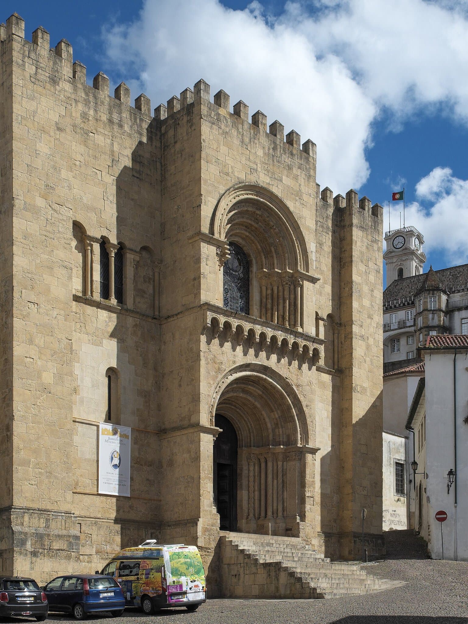 Coimbra, Portugalsko: 14 tipů, co vidět v univerzitním městě 4 Stará katedrála Sé Velha