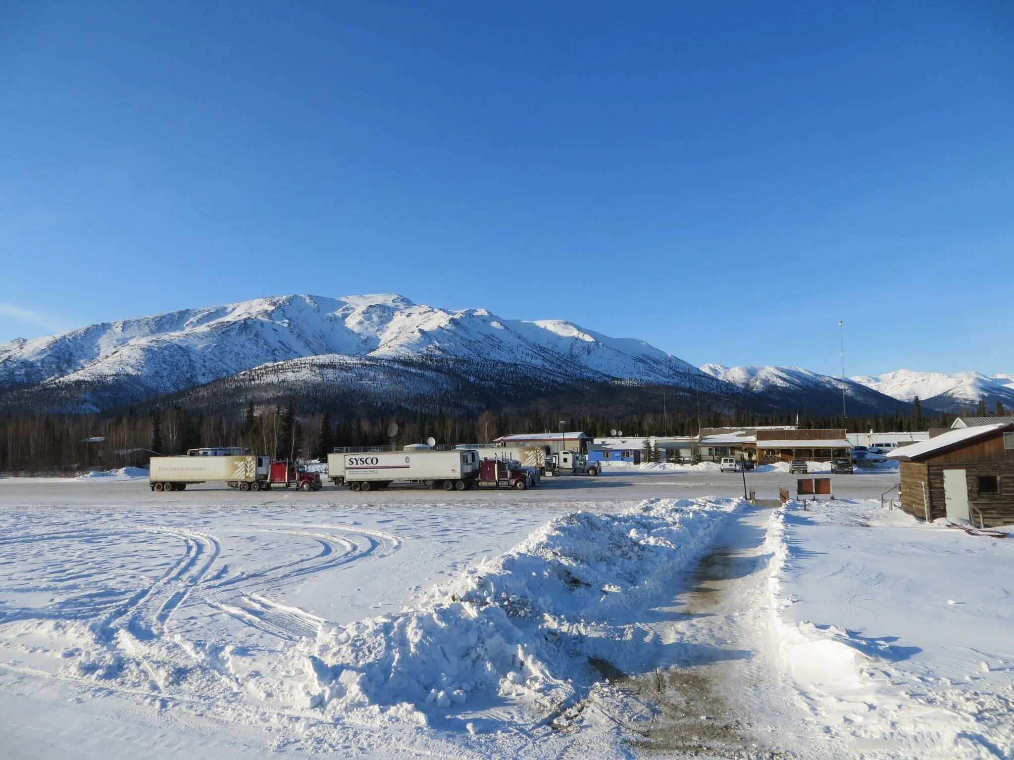 World's Northernmost Truck Stop v Coldfoot Camp