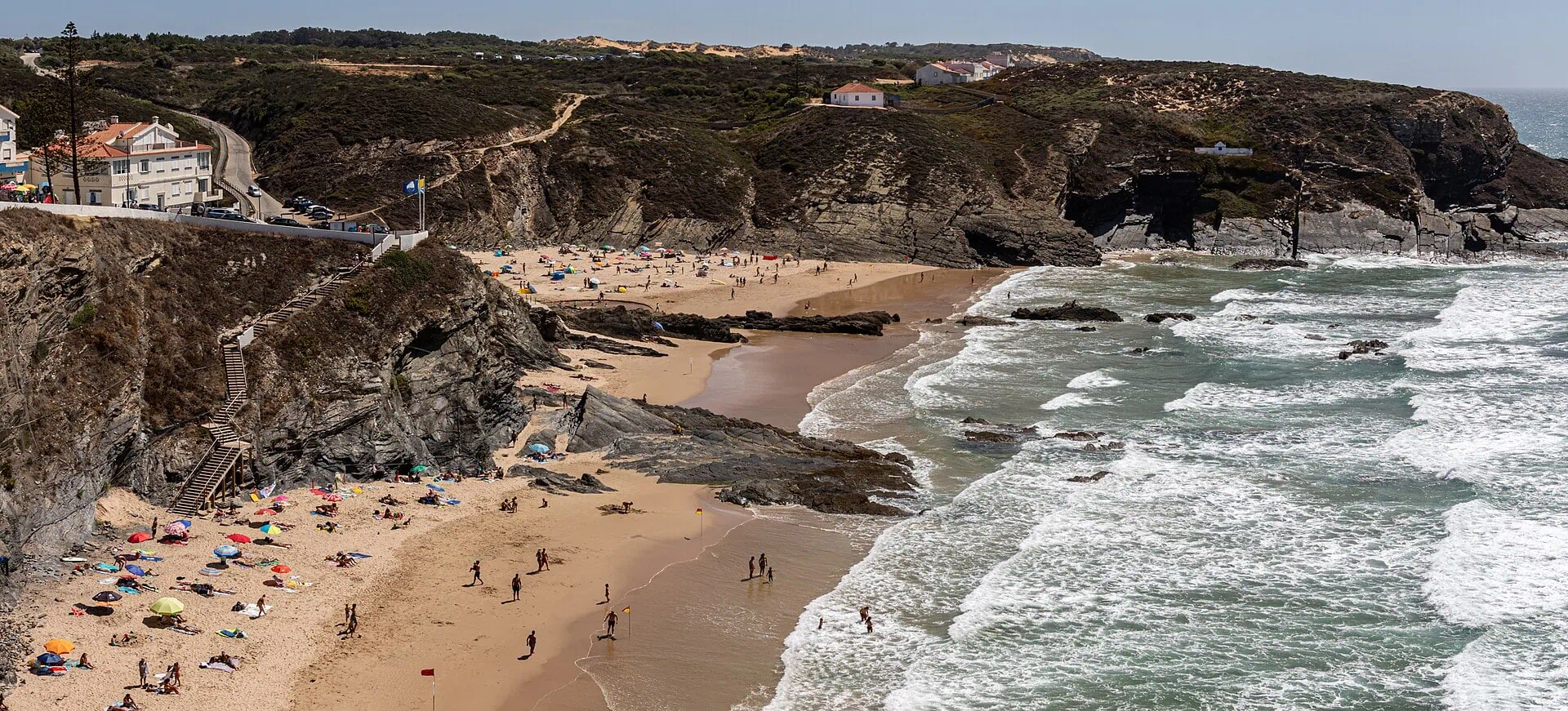 Zambujeira do Mar: casette bianche sul bordo della scogliera sopra l'oceano