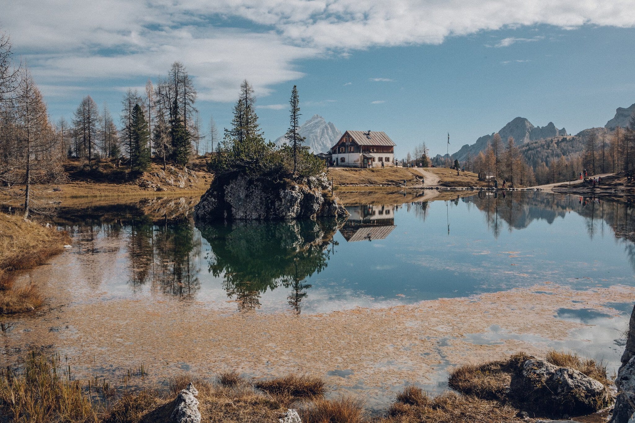 Jezero Lago Federa s rifugiem Palmieri a zlatými modříny