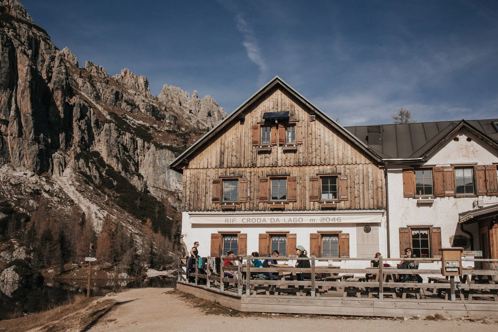 Alta Via 1: Drottningen av flerdagarsvandringar i Dolomiterna 6 Fjällstugan Rifugio Palmieri vid det turkosblå Lago Federa