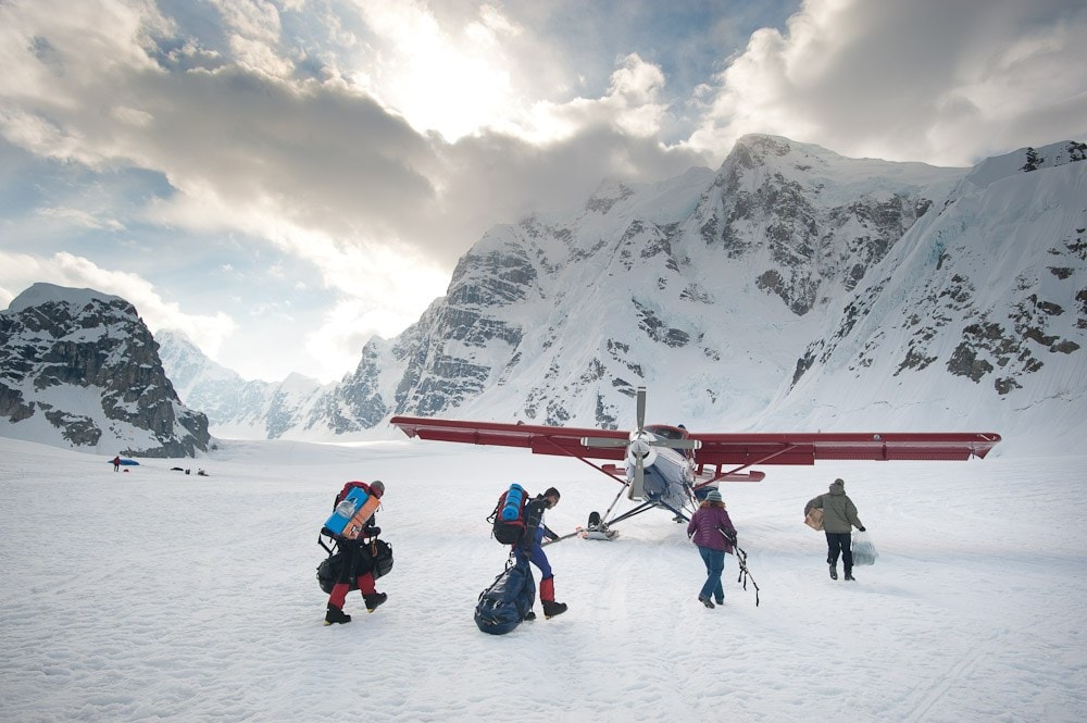 Talkeetna, Alaska: 10 lucruri de văzut și făcut (poarta către Denali și flightseeing) 4 Aterizarea avioanelor mici pe ghețar în Denali National Park