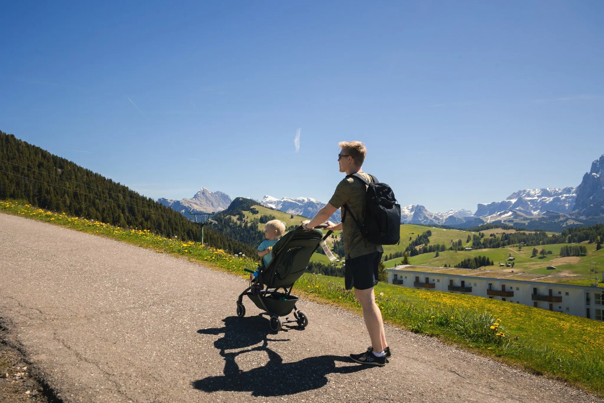 Dolomiten mit Kindern: 12 Tipps für Ausflüge (auch mit Baby) 7 Vater mit Kinderwagen auf dem Panoramaweg der Seiser Alm