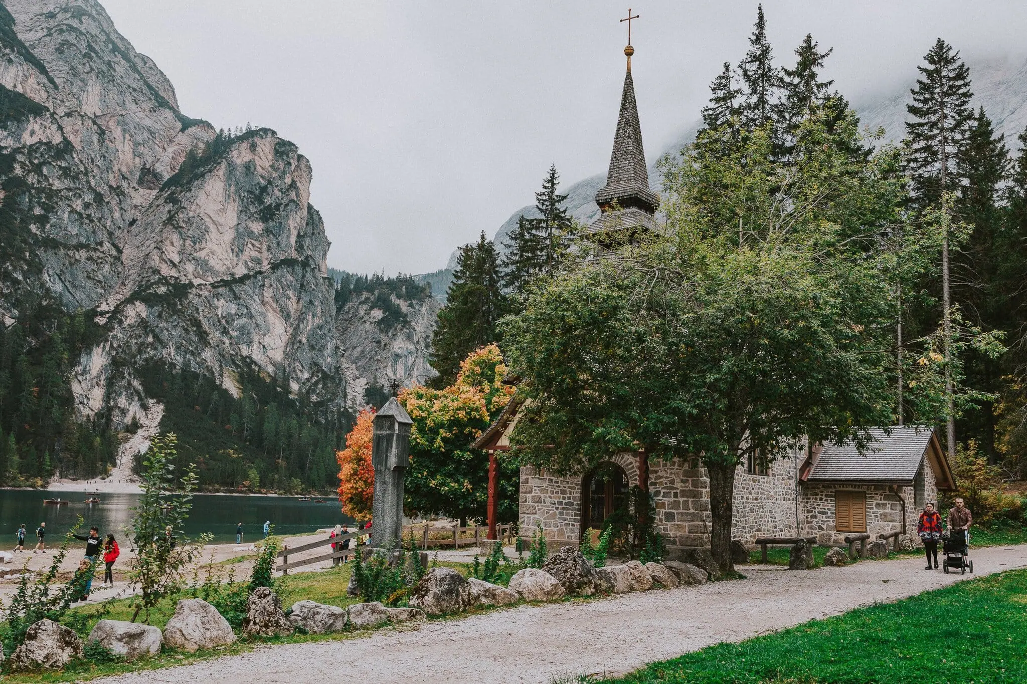 Dolomiten mit Kindern: 12 Tipps für Ausflüge (auch mit Baby) 11 Kirche St. Magdalena im Villnößtal unterhalb der Geislerspitzen