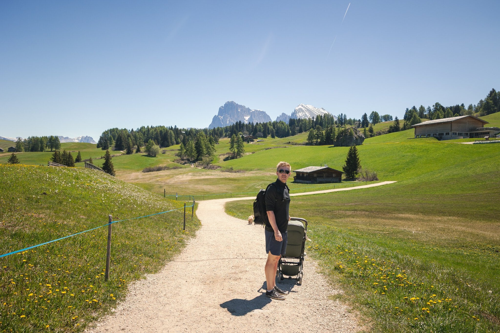 Dolomitas con niños: 12 consejos para disfrutar (incluso con bebé) 2 Paseo con cochecito por un cómodo sendero de montaña en las Dolomitas