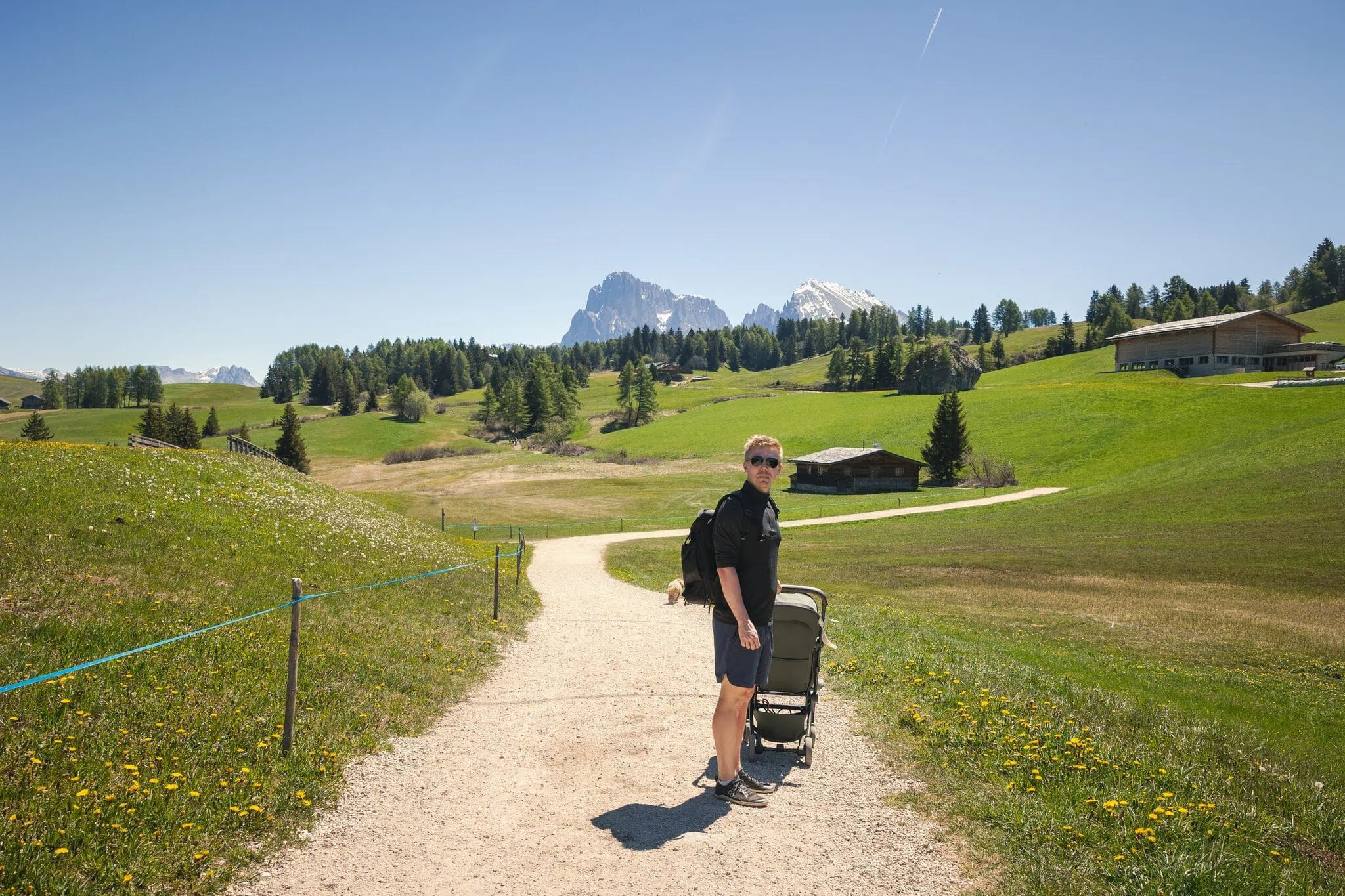 Dolomiten mit Kindern: 12 Tipps für Ausflüge (auch mit Baby) 2 Spaziergang mit Kinderwagen auf einem bequemen Bergweg in den Dolomiten