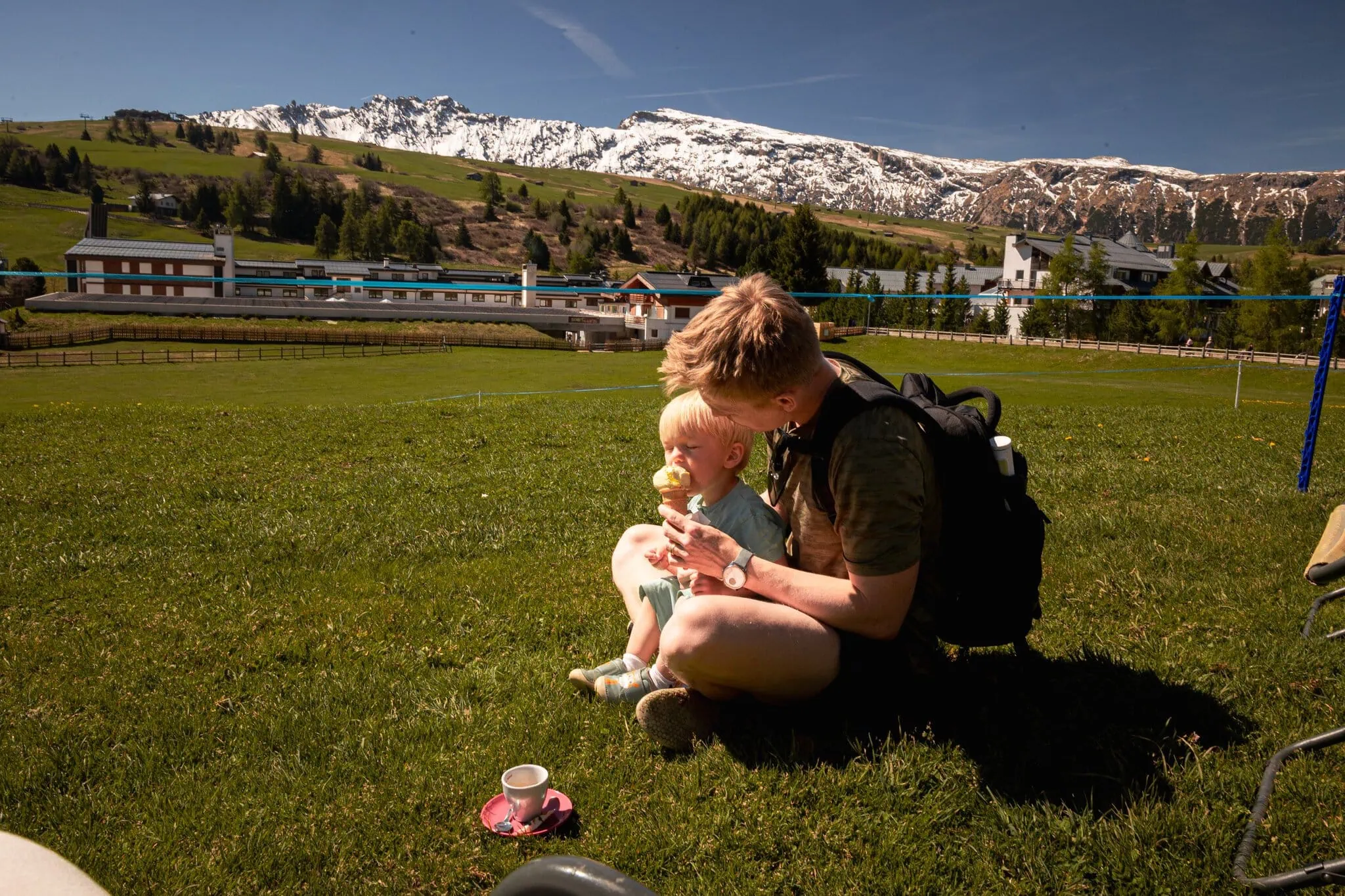 Dolomiten mit Kindern: 12 Tipps für Ausflüge (auch mit Baby) 5 Vater mit zweijährigem Sohn beim Eisessen auf der Seiser Alm