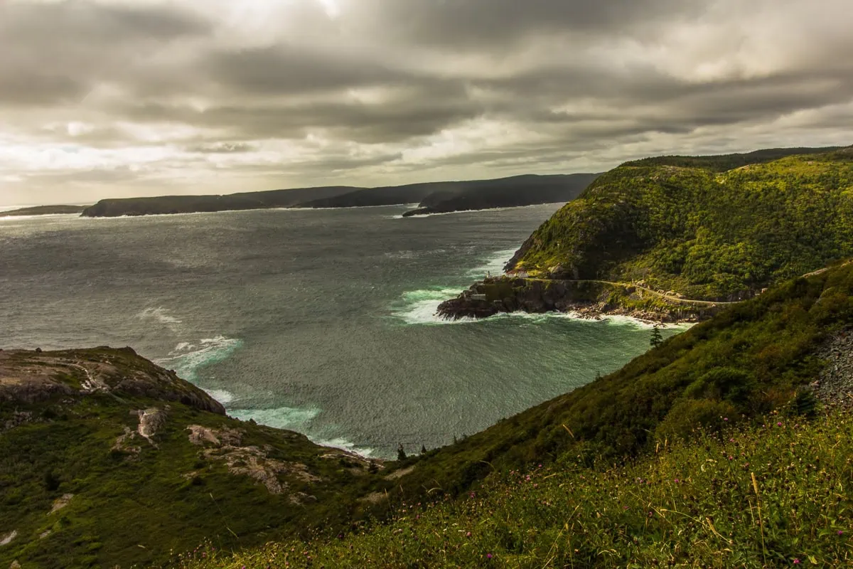 Scogliere costiere spettacolari sull'East Coast Trail vicino a St. John's