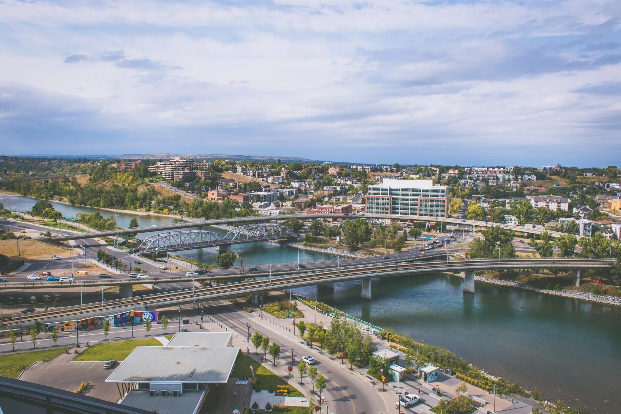 Edmonton, Kanada: 15 tipů, co vidět a dělat 12 Pohled na Calgary z výšky s mosty přes Bow River