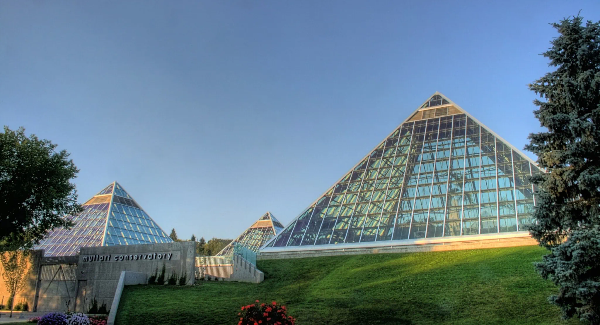Edmonton, Kanada: 15 tipů, co vidět a dělat 4 Skleněné pyramidy Muttart Conservatory v Edmontonu