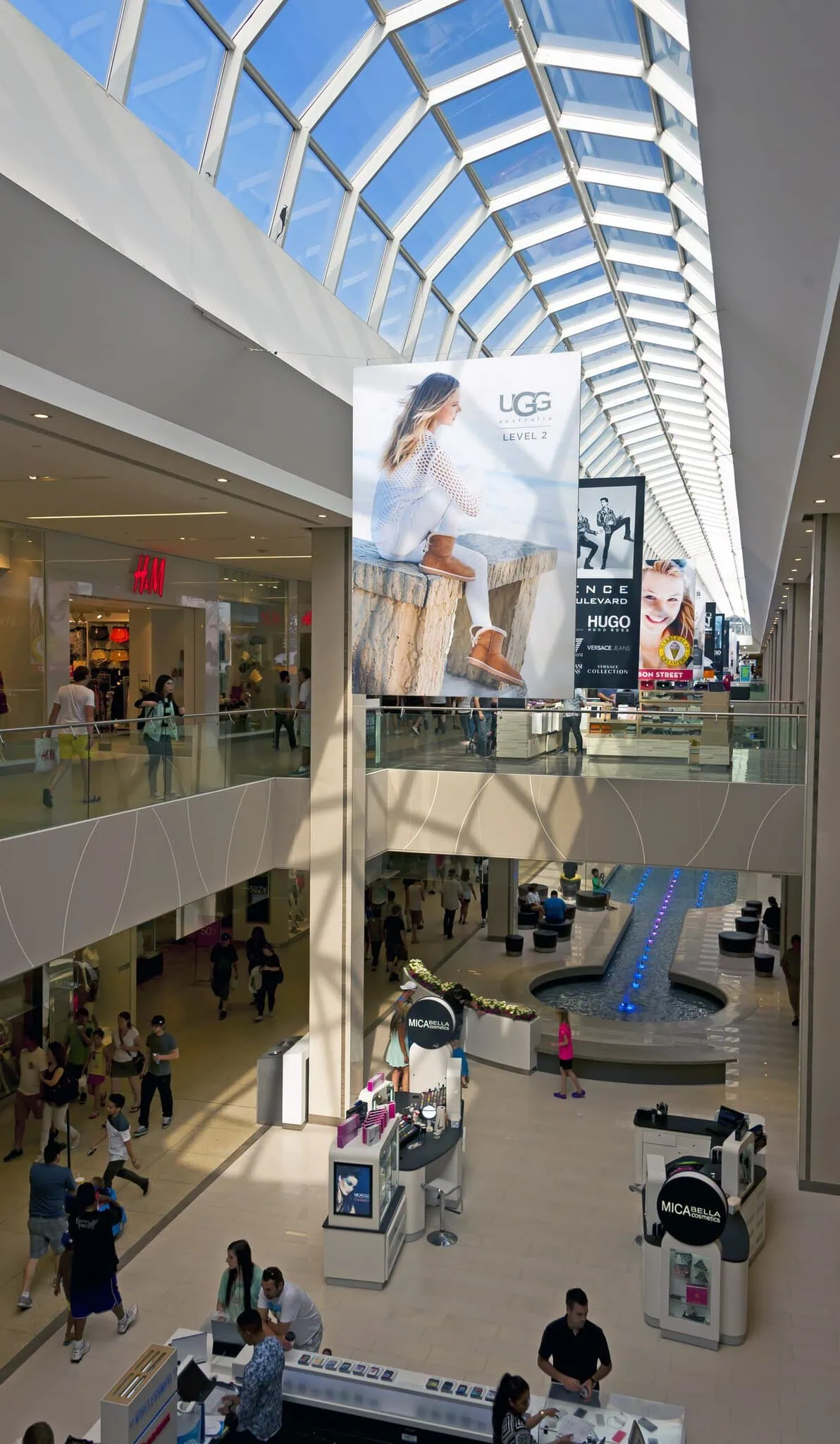 Edmonton, Kanada: 15 tipů, co vidět a dělat 2 Interiér West Edmonton Mall s atrium a obchody