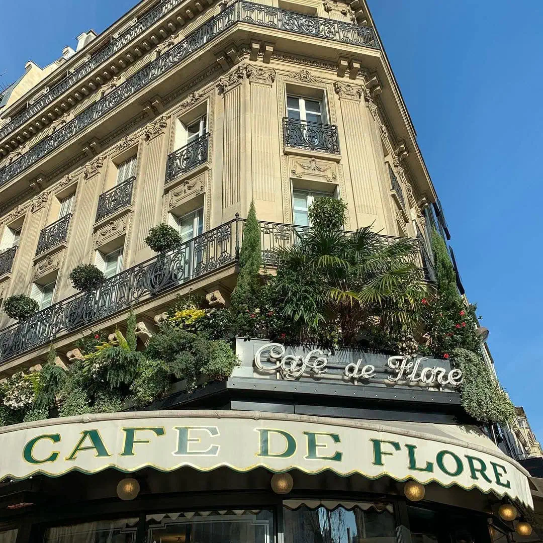 Slavná kavárna Café de Flore na bulváru Saint-Germain v Paříži