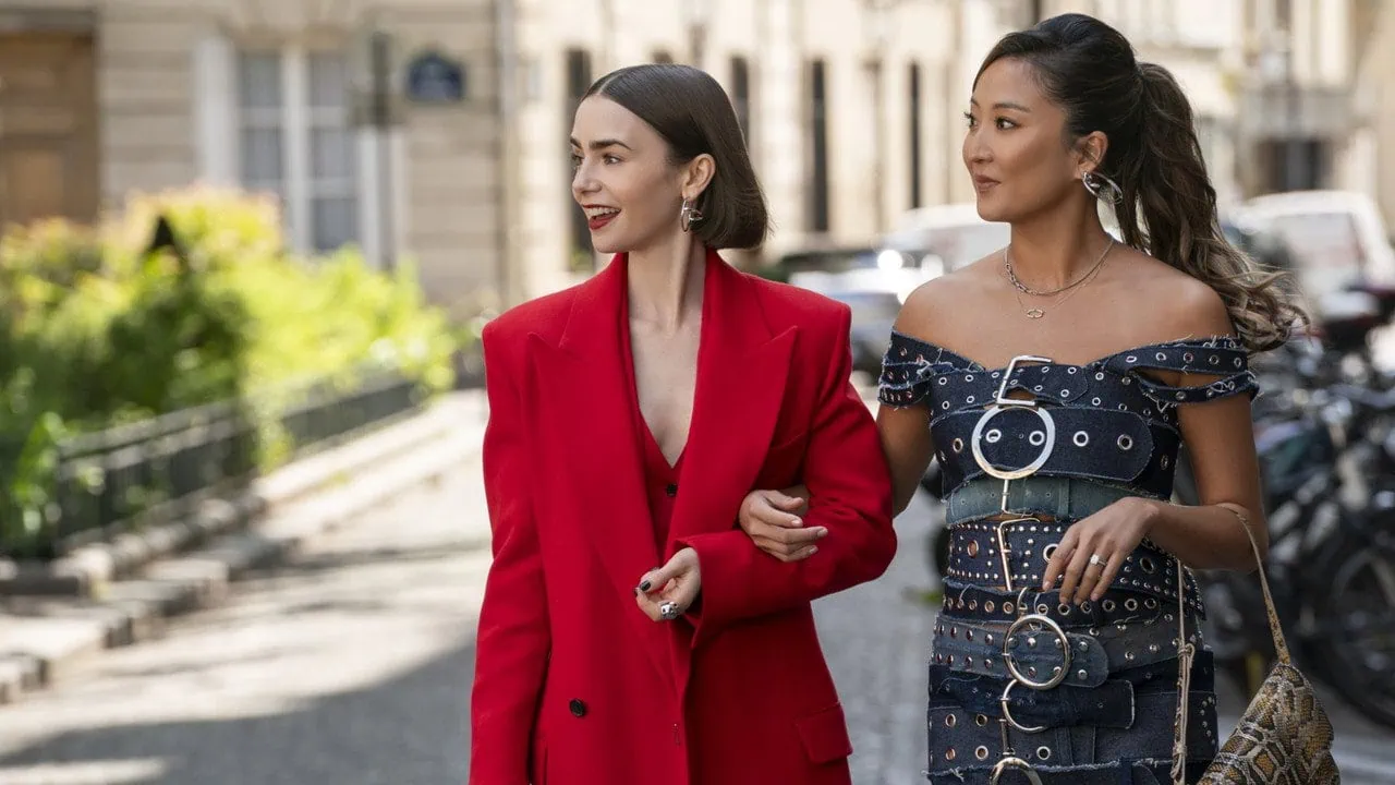 Emily a Mindy na procházce pařížskou uličkou v seriálu Emily in Paris