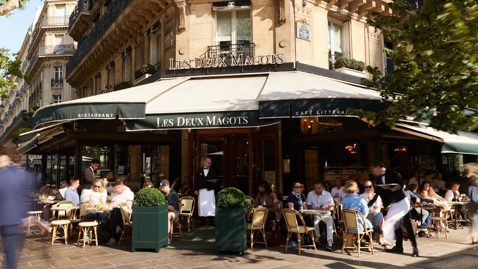 Emily in Paris: 15 platser i Paris där serien spelades in (guide till inspelningsplatserna) 15 Det historiska kaféet Les Deux Magots i stadsdelen Saint-Germain i Paris