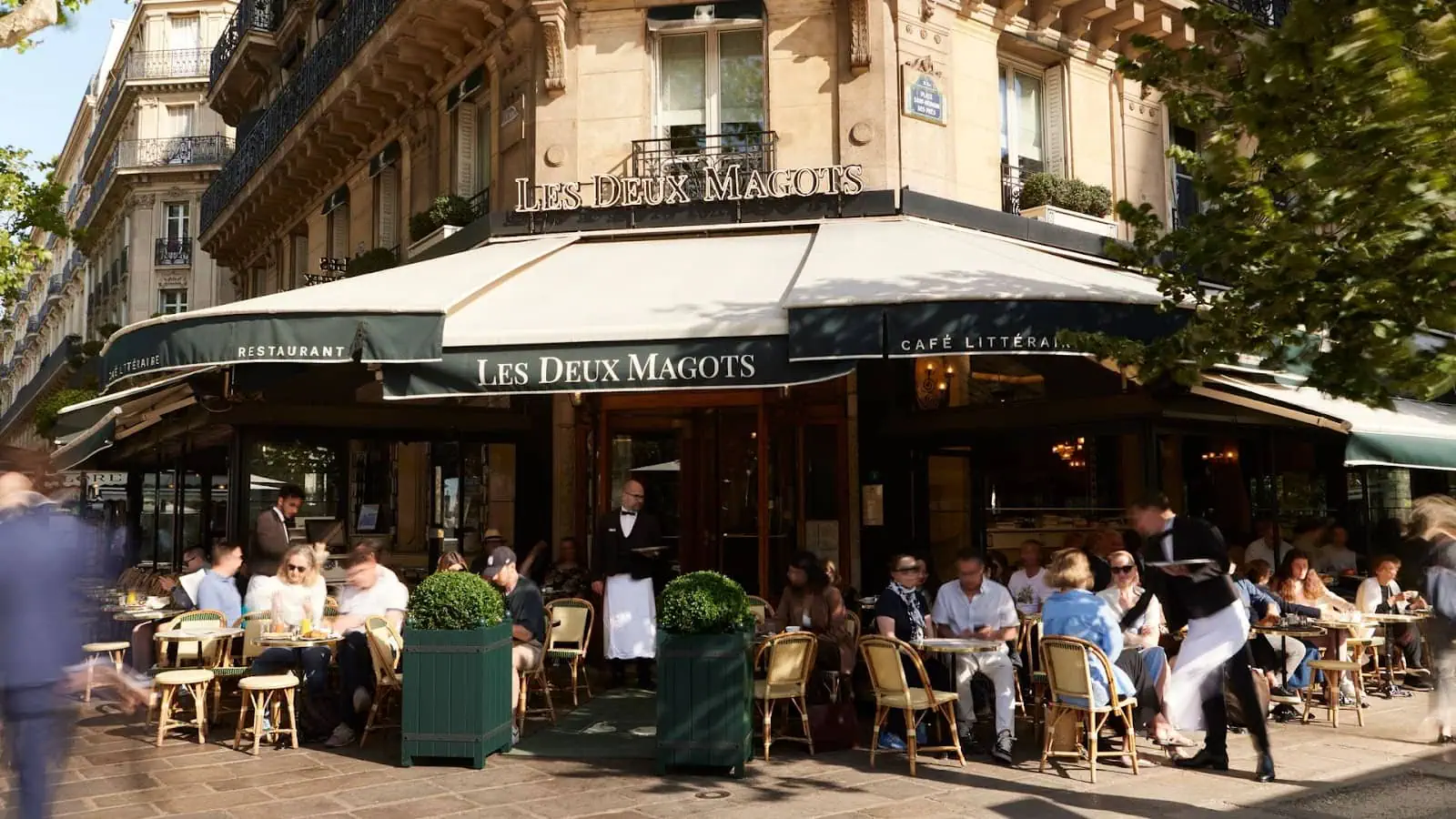 Historická kavárna Les Deux Magots v pařížské čtvrti Saint-Germain