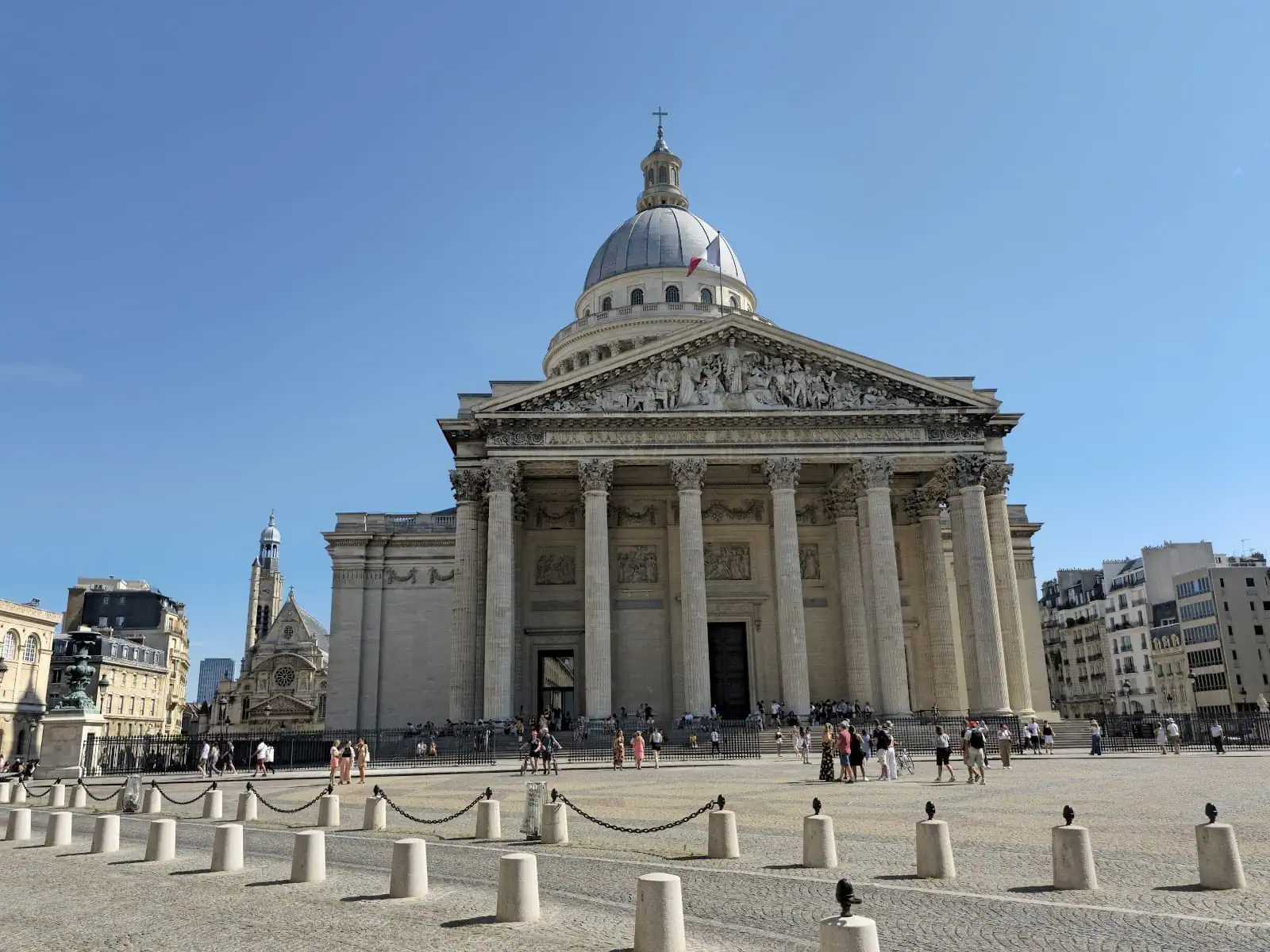 Pařížský Panthéon na náměstí Place du Panthéon v Latinské čtvrti