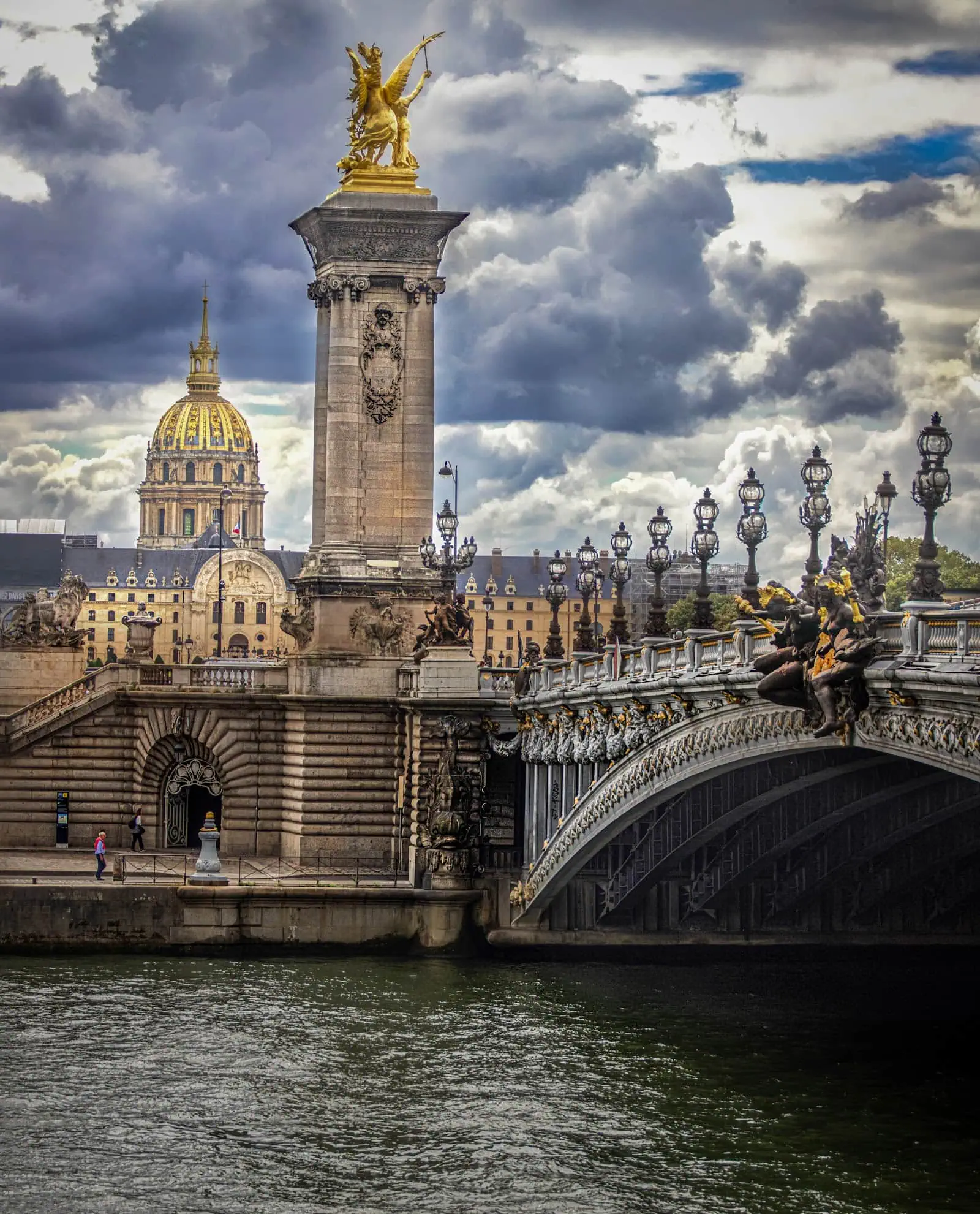 Zdobený most Pont Alexandre III v Paříži se zlatými sochami
