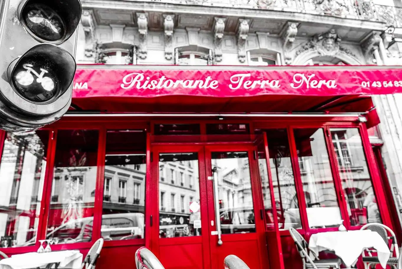 Restaurace Terra Nera s červenou fasádou, Gabrielova restaurace ze seriálu Emily in Paris