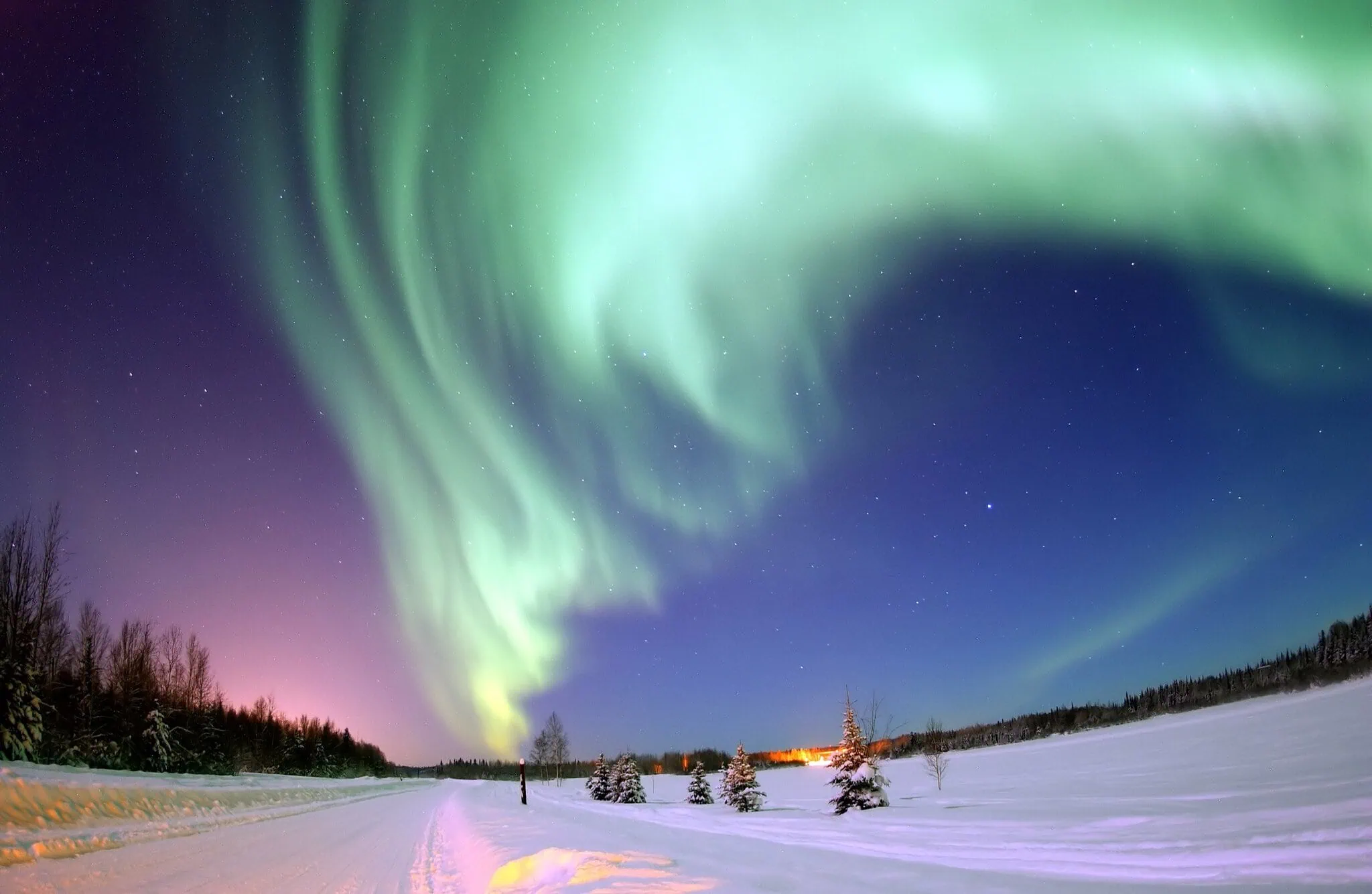 Fairbanks, Aljaška: 12 tipů, co vidět a dělat (aurora capital + Chena Hot Springs) 3 Polární záře nad krajinou poblíž Fairbanks