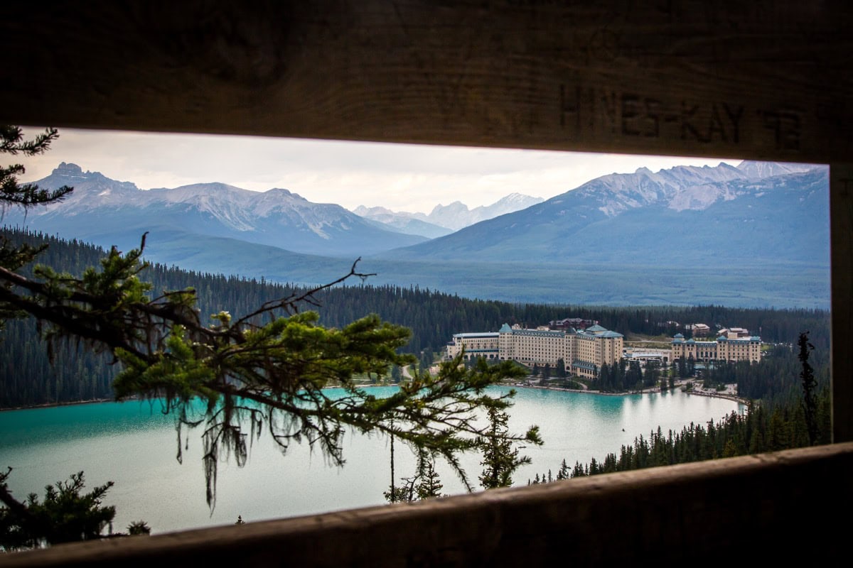 Lake Louise, Canada: 11 lucruri de văzut și făcut + ghid practic 5 Fairmont Chateau Lake Louise văzut de la belvedere, deasupra lacului