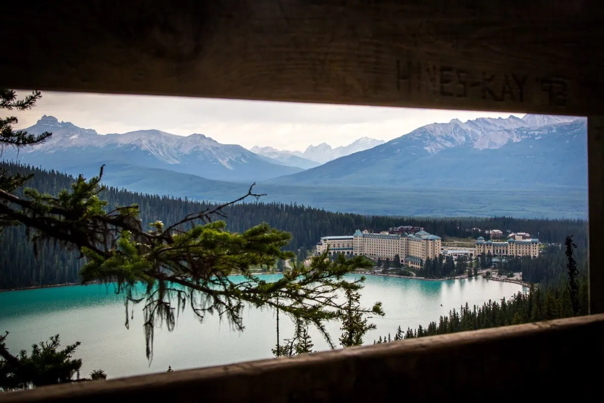 Fairmont Chateau Lake Louise z vyhlídky nad jezerem