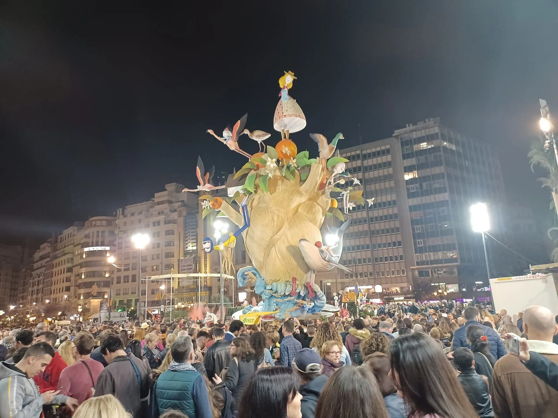 Las Fallas di Valencia: il più grande festival del fuoco di Spagna 5 Scopri la magia delle sculture Fallas e dei ninots