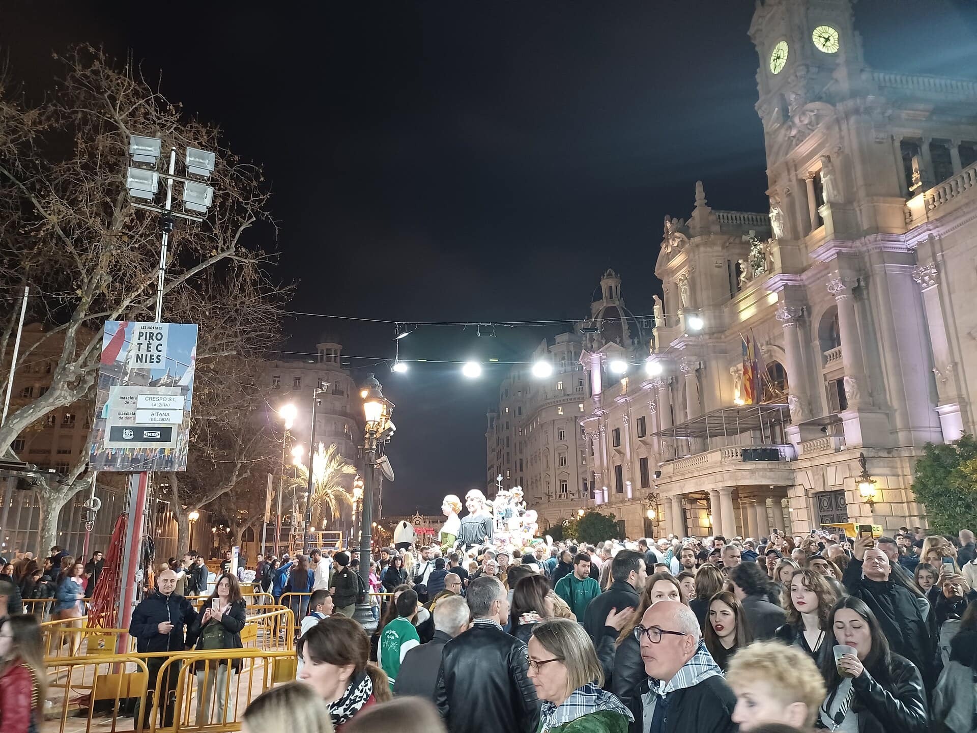 Las Fallas di Valencia: il più grande festival del fuoco di Spagna 8 Passeggia sotto i tunnel di luci di Ruzafa