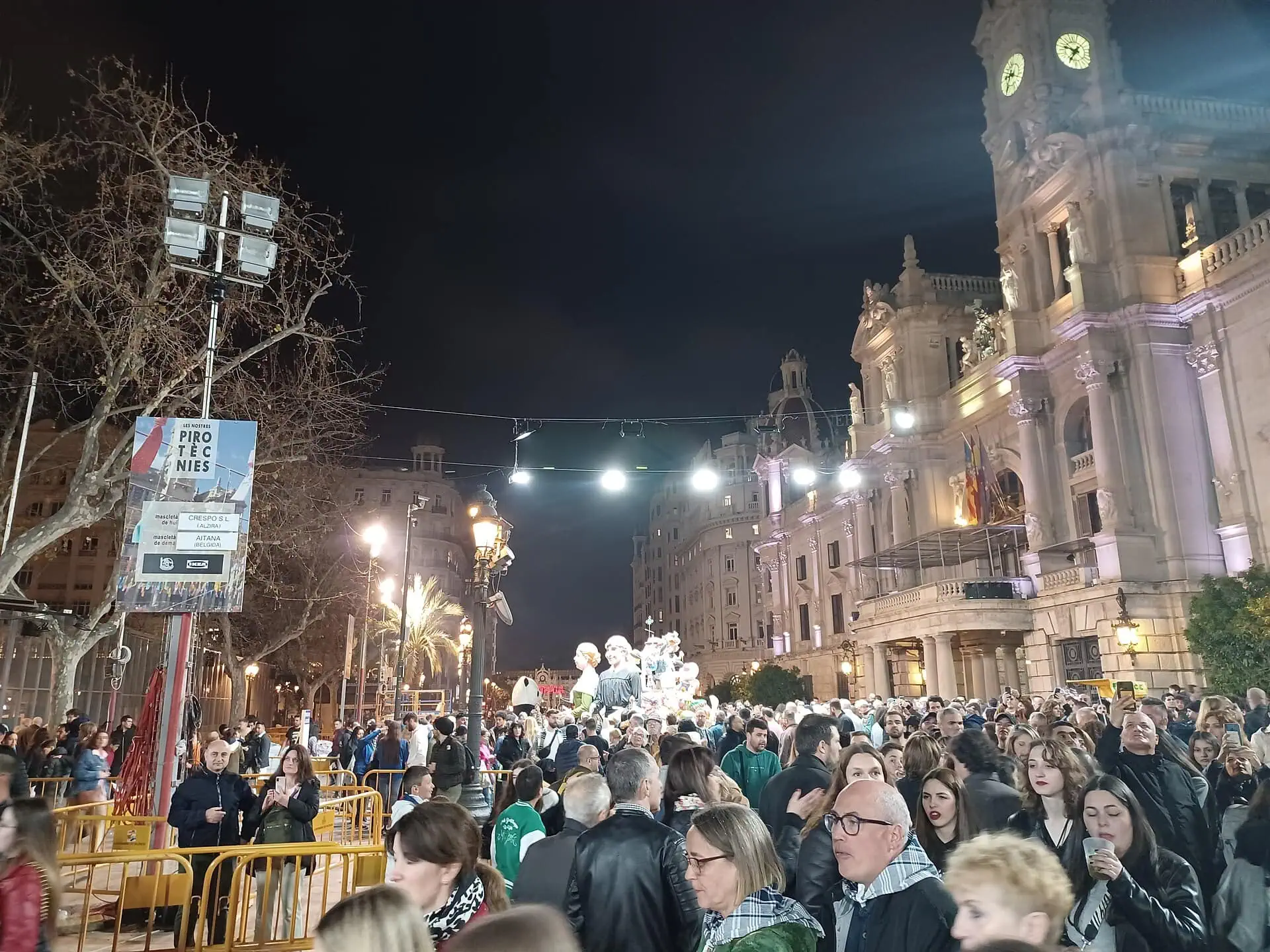 Las Fallas di Valencia: il più grande festival del fuoco di Spagna 8 Passeggia sotto i tunnel di luci di Ruzafa