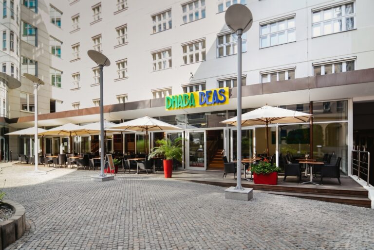 Vegetariánská a veganská Praha – barevný talíř z pražského bistra
