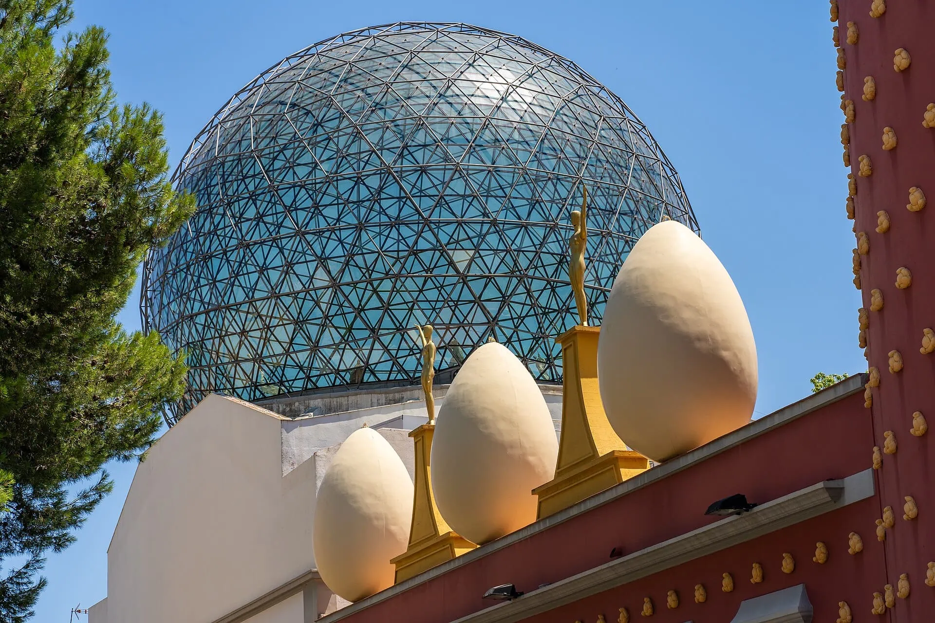Figueres a Dalího muzeum: surreální výlet z Costa Bravy 6 Teatre-Museu Dalí: Největší surrealistický objekt světa