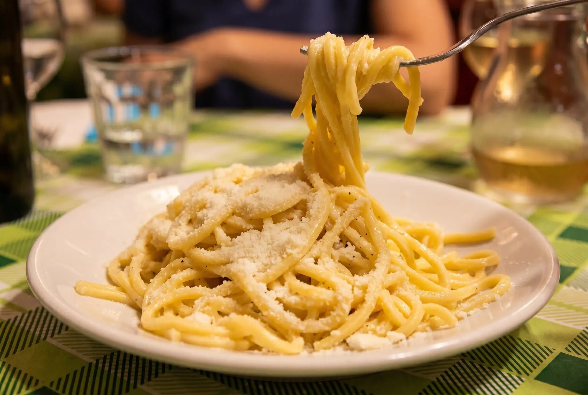 Fontána di Trevi: všetko o najslávnejšej fontáne Ríma + 10 tipov 14 Cacio e pepe, tradičné rímske vegetariánske cestoviny