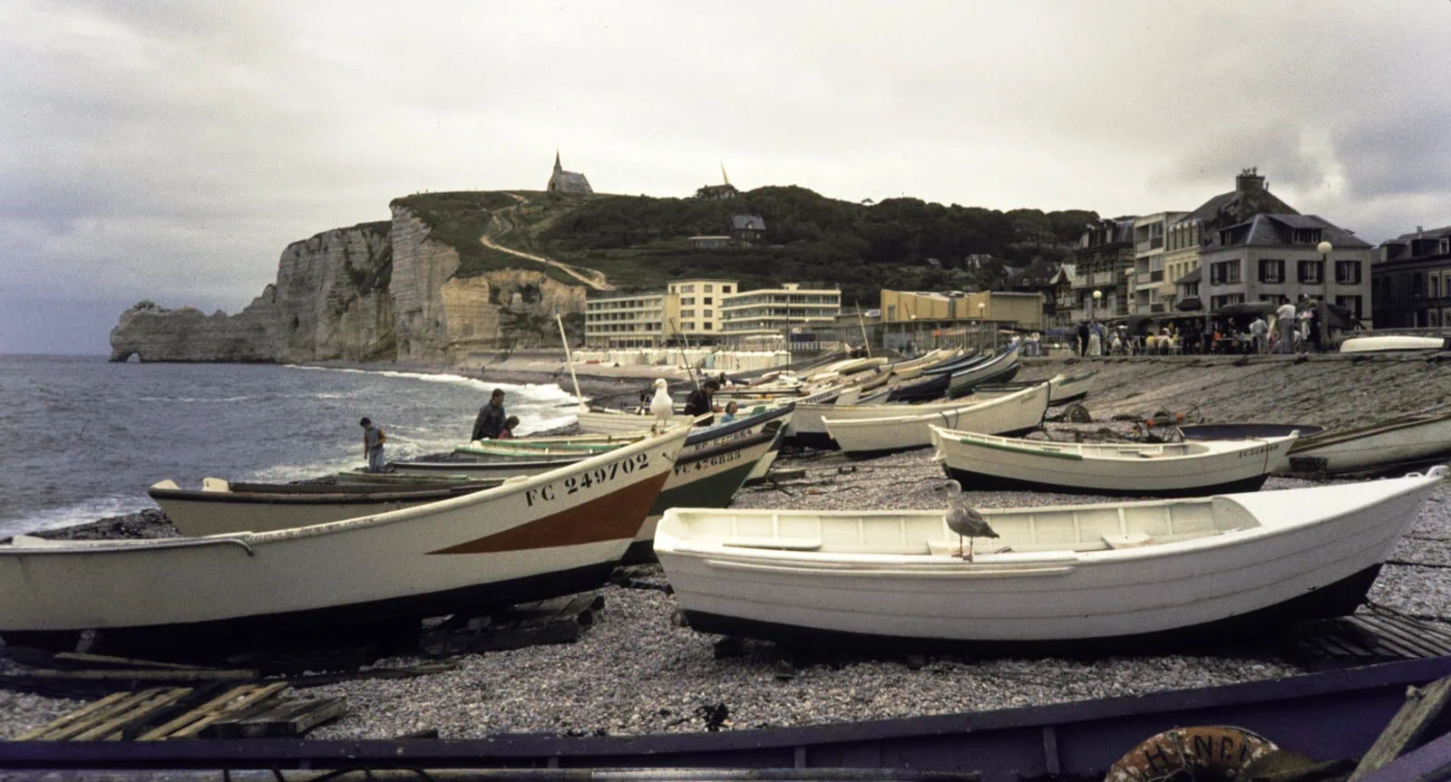 Křídové útesy v Étretat v Normandii