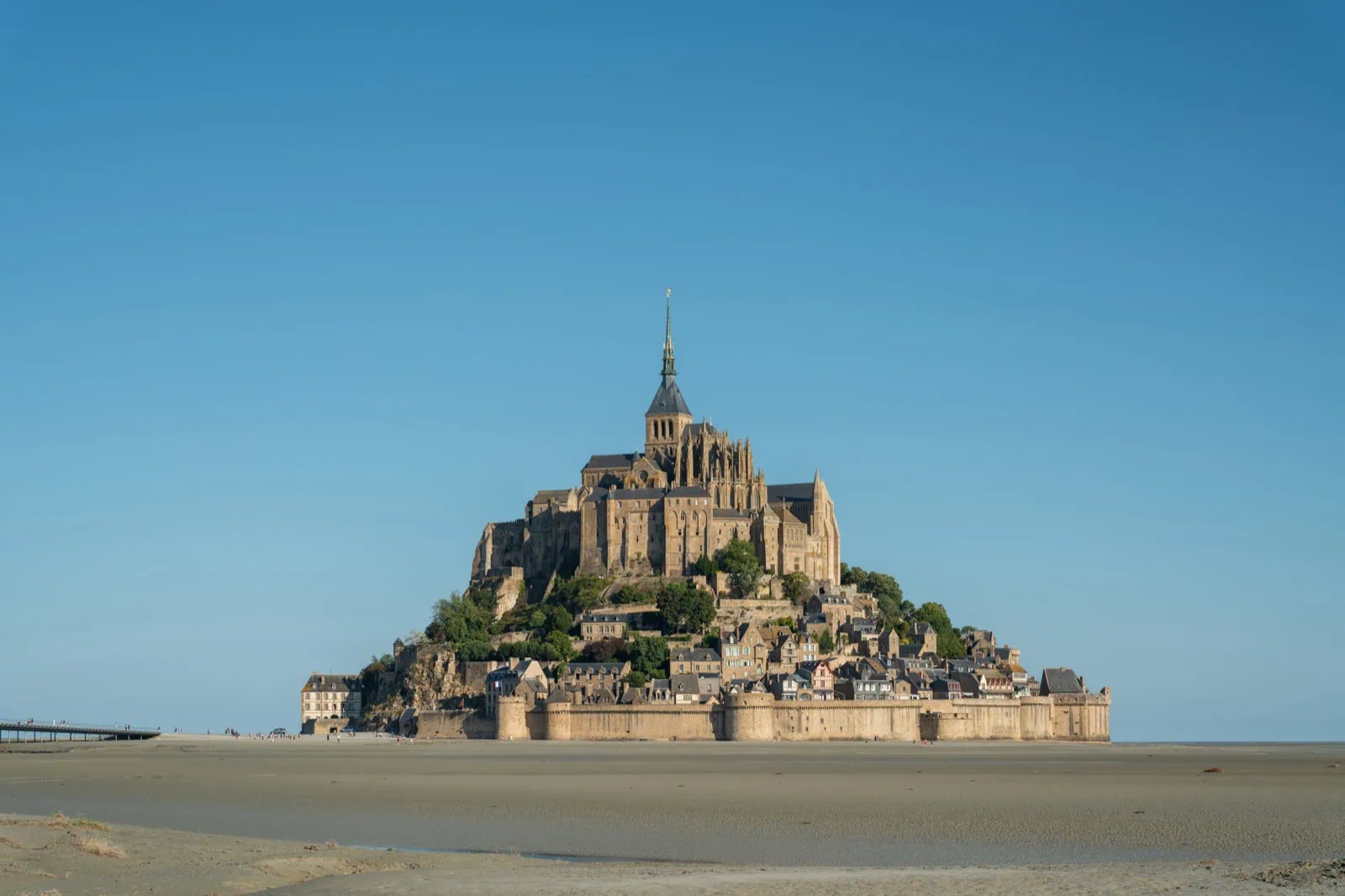 Opatství Mont-Saint-Michel za odlivu