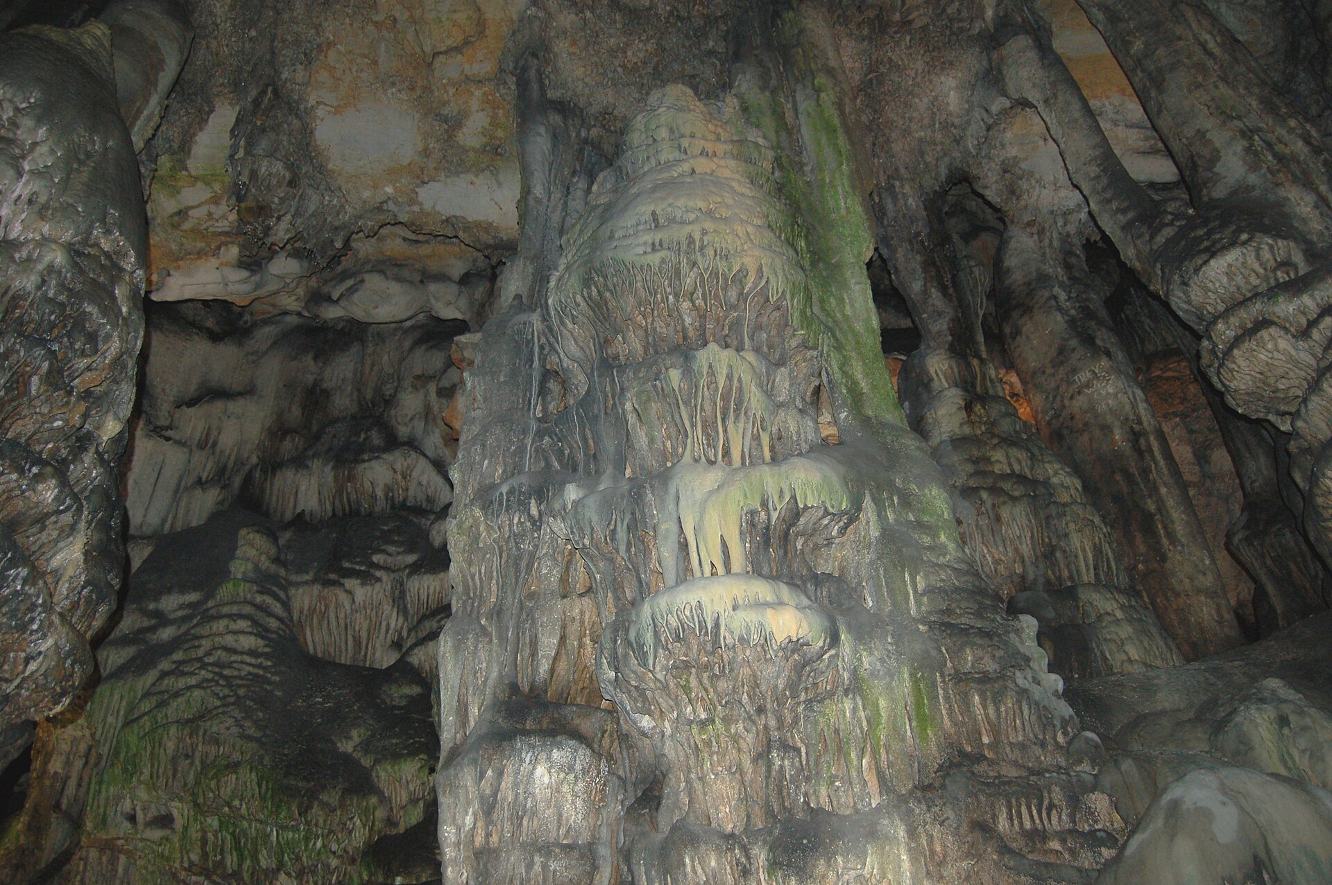 Gibraltar: ce să vezi pe stânca britanică dintre două mări 2 Peștera Sfântul Mihail (St. Michael's Cave)