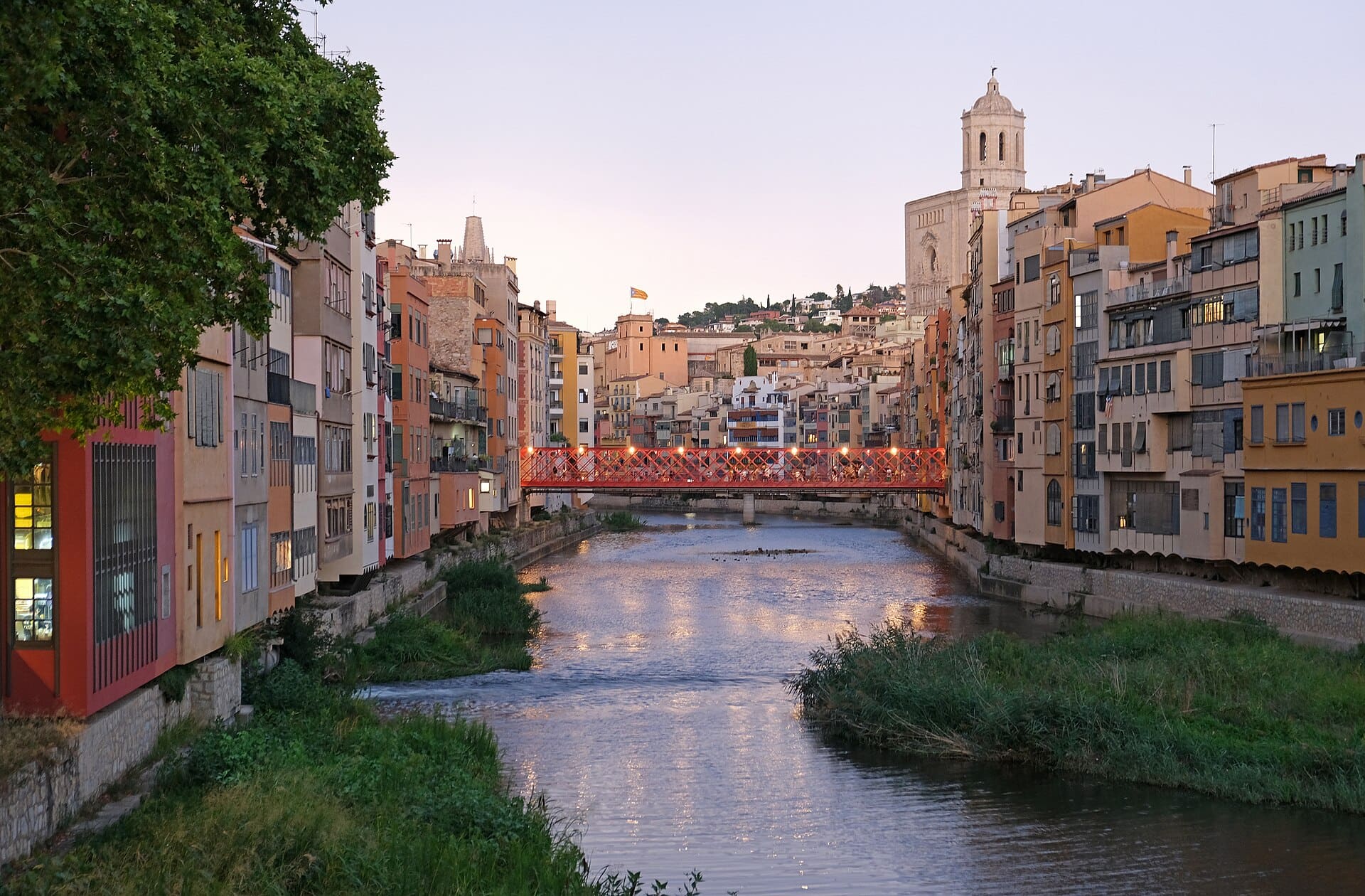 Girona, Španělsko: 16 tipů, co vidět a dělat 3 Barevné domy nad řekou Onyar