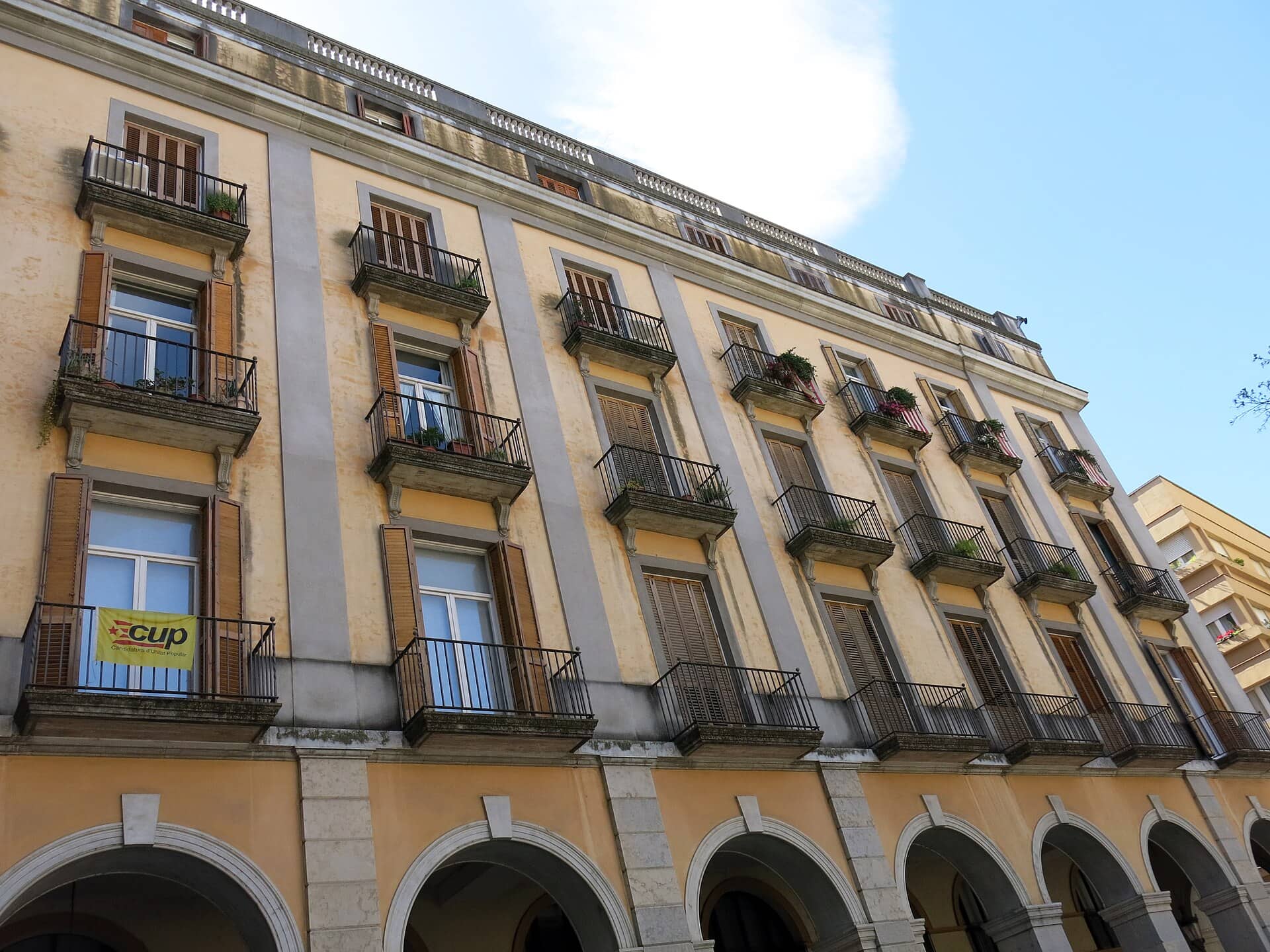 Girona, Španělsko: 16 tipů, co vidět a dělat 7 Náměstí Plaça de la Independència