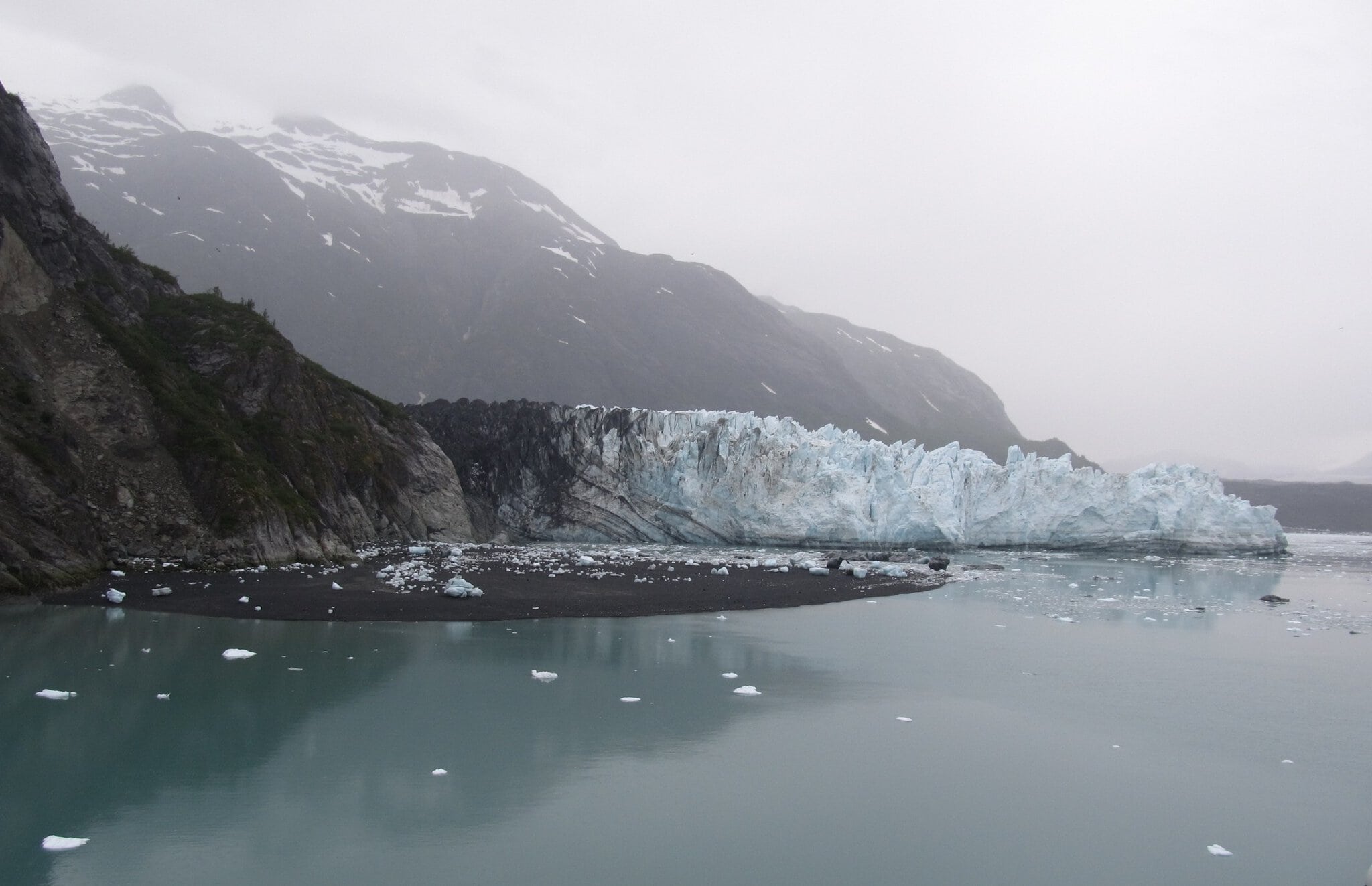 Glacier Bay Alaska: paradisul UNESCO fără drumuri de acces 2 Detaliu al ghețarului Margerie cu gheață care crapă