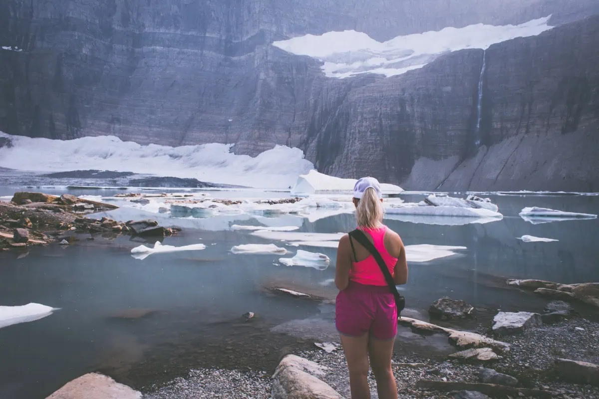 Navstevnice u jezera Iceberg Lake s plovoucimi ledovymi krami