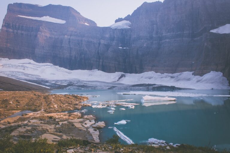 Tyrkysove ledovcove jezero s ledovcem v narodnim parku Glacier