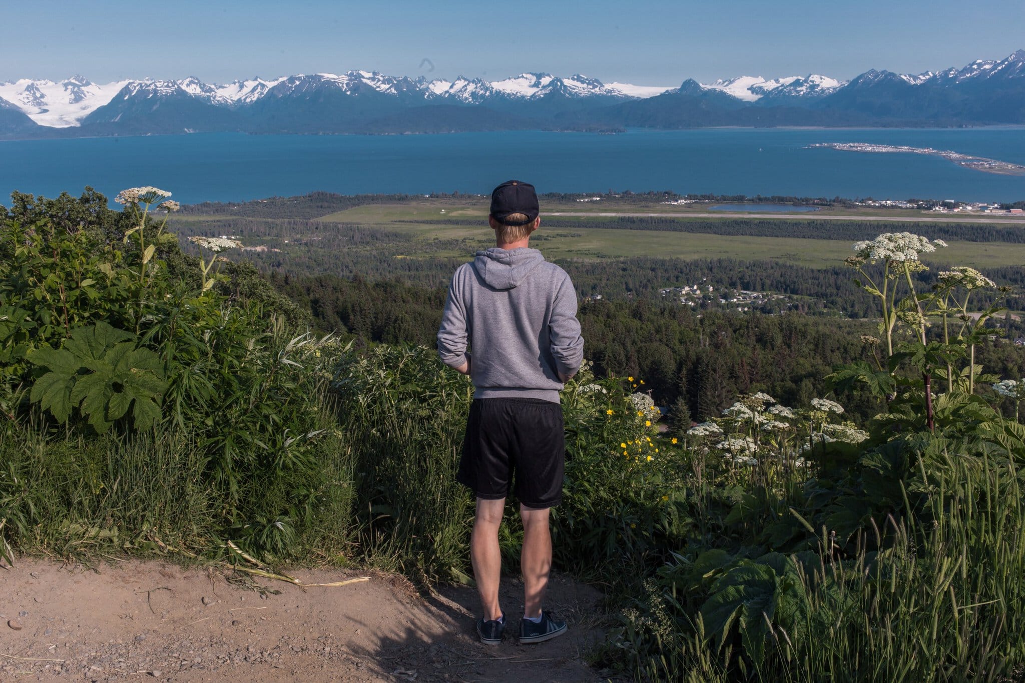 Homer, Alaska: 12 sfaturi despre ce să vezi și ce să faci (End of the Road pe Peninsula Kenai) 6 Priveliște spre golful Kachemak Bay cu munți