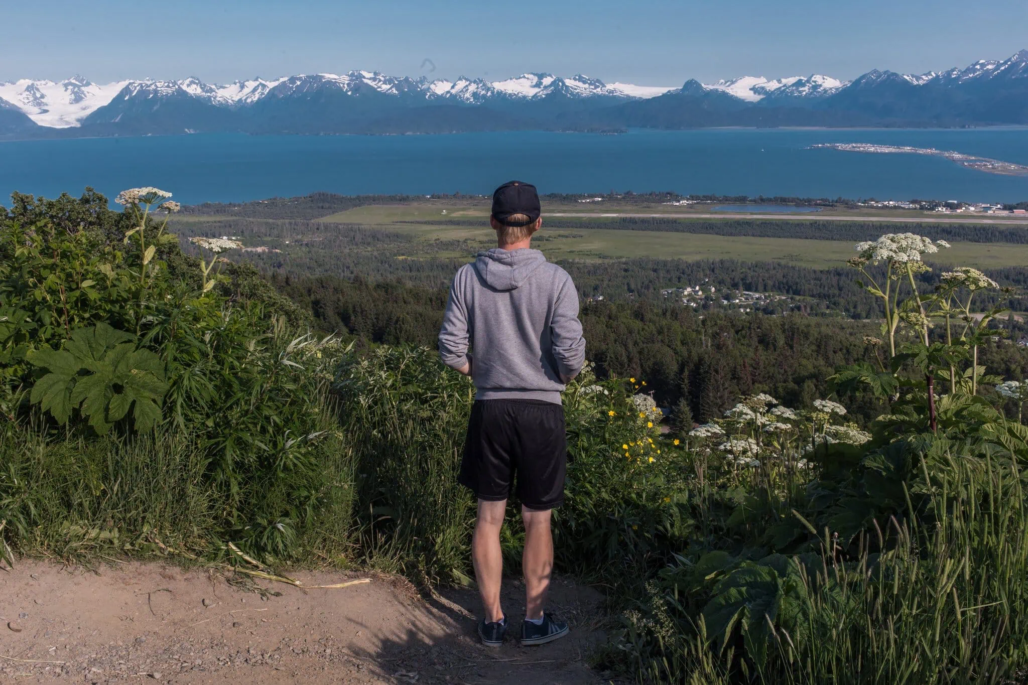 Vista sulla baia di Kachemak Bay con le montagne