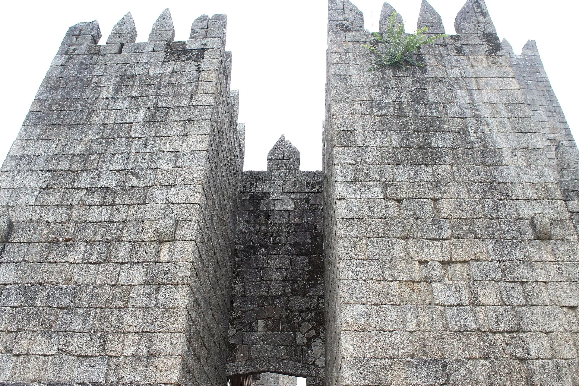 Guimarães, Portogallo: 13 cose da vedere nella culla del Portogallo 2 Castelo de Guimarães, il castello medievale