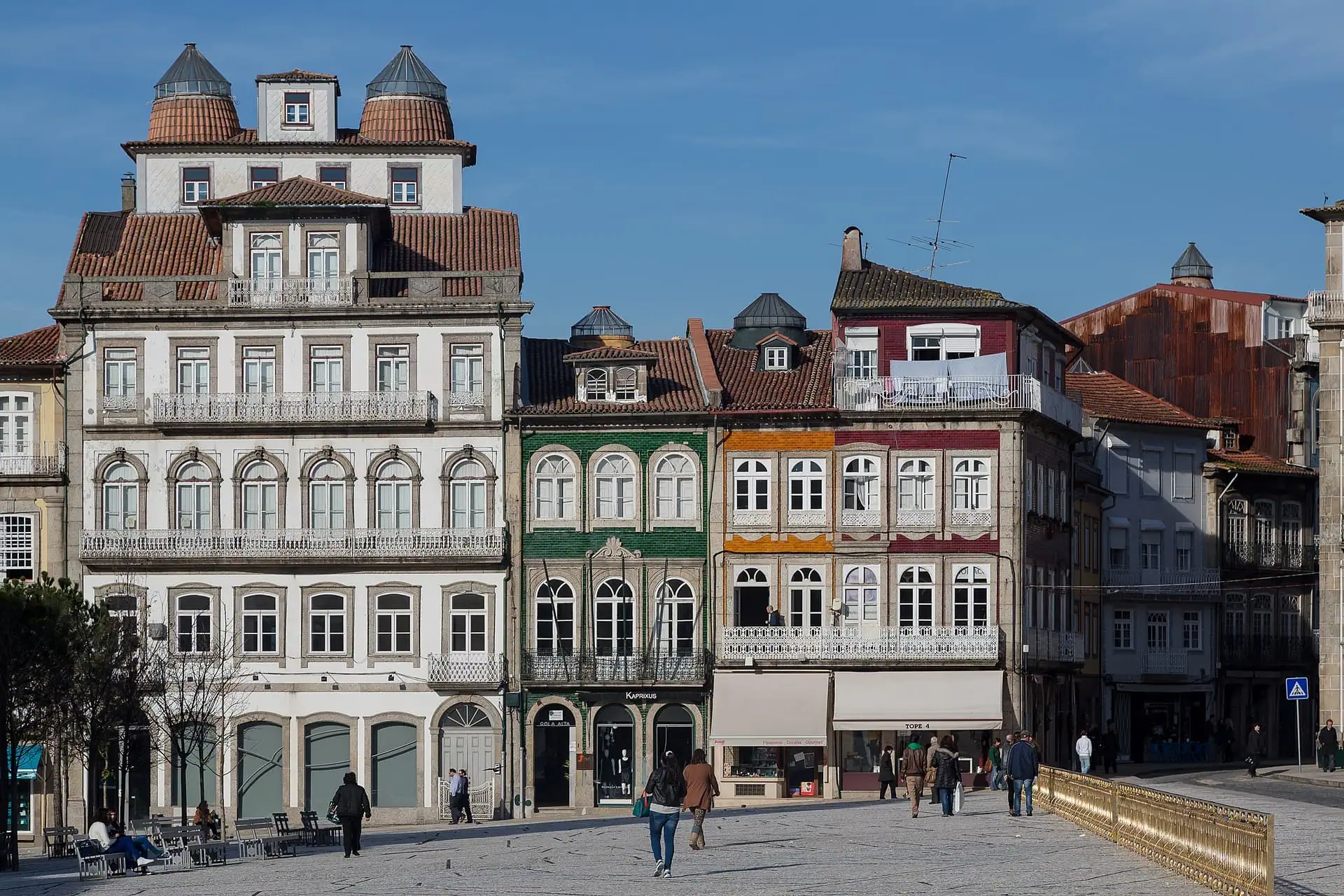 Guimarães, Portogallo: 13 cose da vedere nella culla del Portogallo 10 Largo do Toural e la scritta Aqui nasceu Portugal a Guimarães