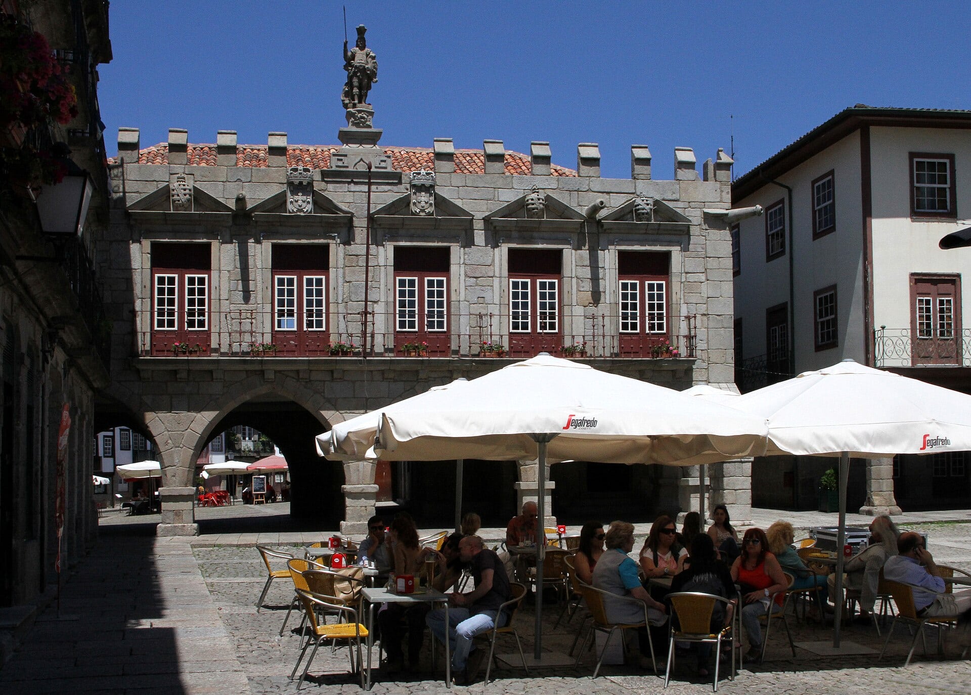 Guimarães, Portugalia: 13 lucruri de văzut în leagănul Portugaliei 5 Piața Largo da Oliveira