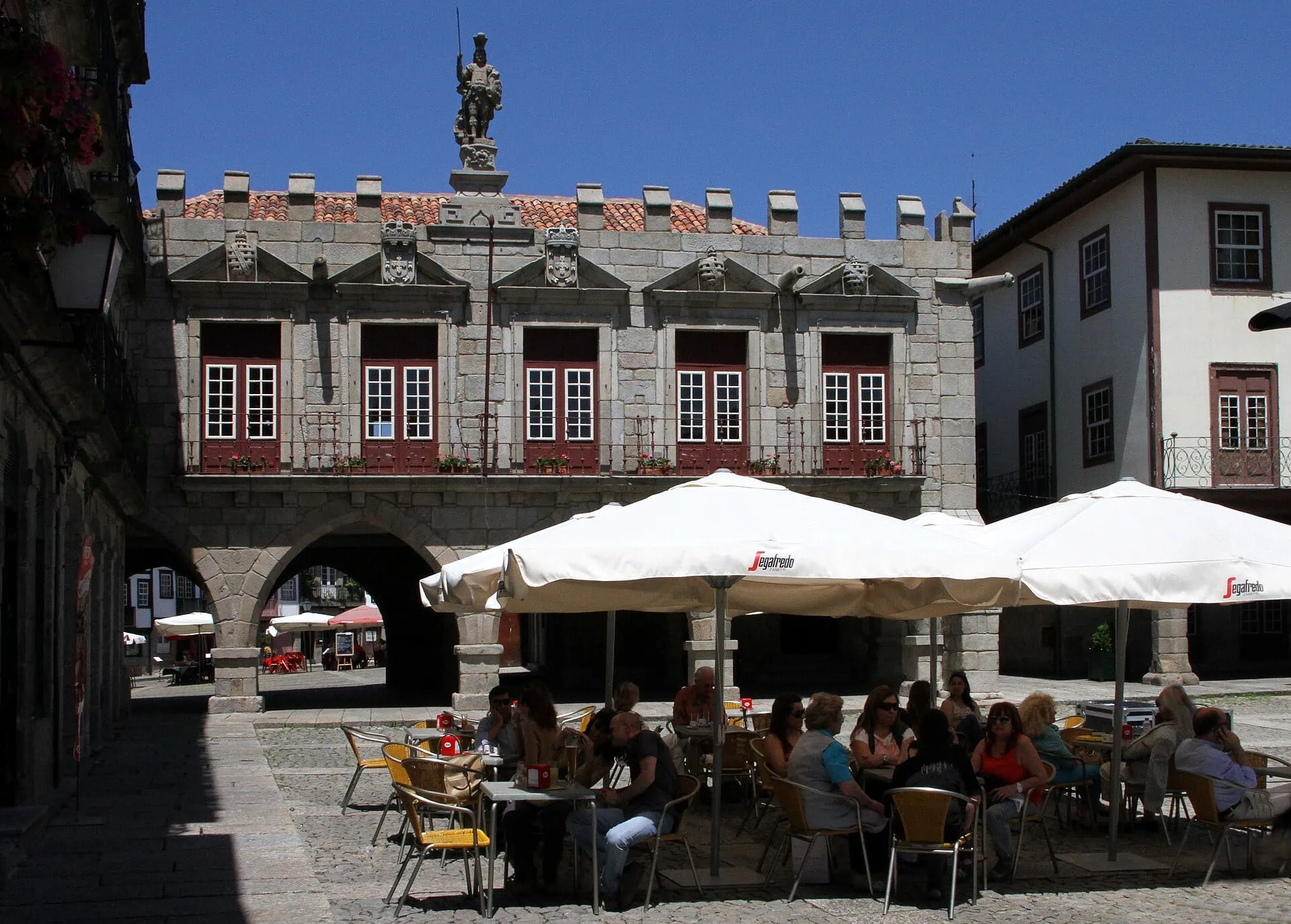 Guimarães, Portogallo: 13 cose da vedere nella culla del Portogallo 5 Largo da Oliveira, piazza del centro storico di Guimarães