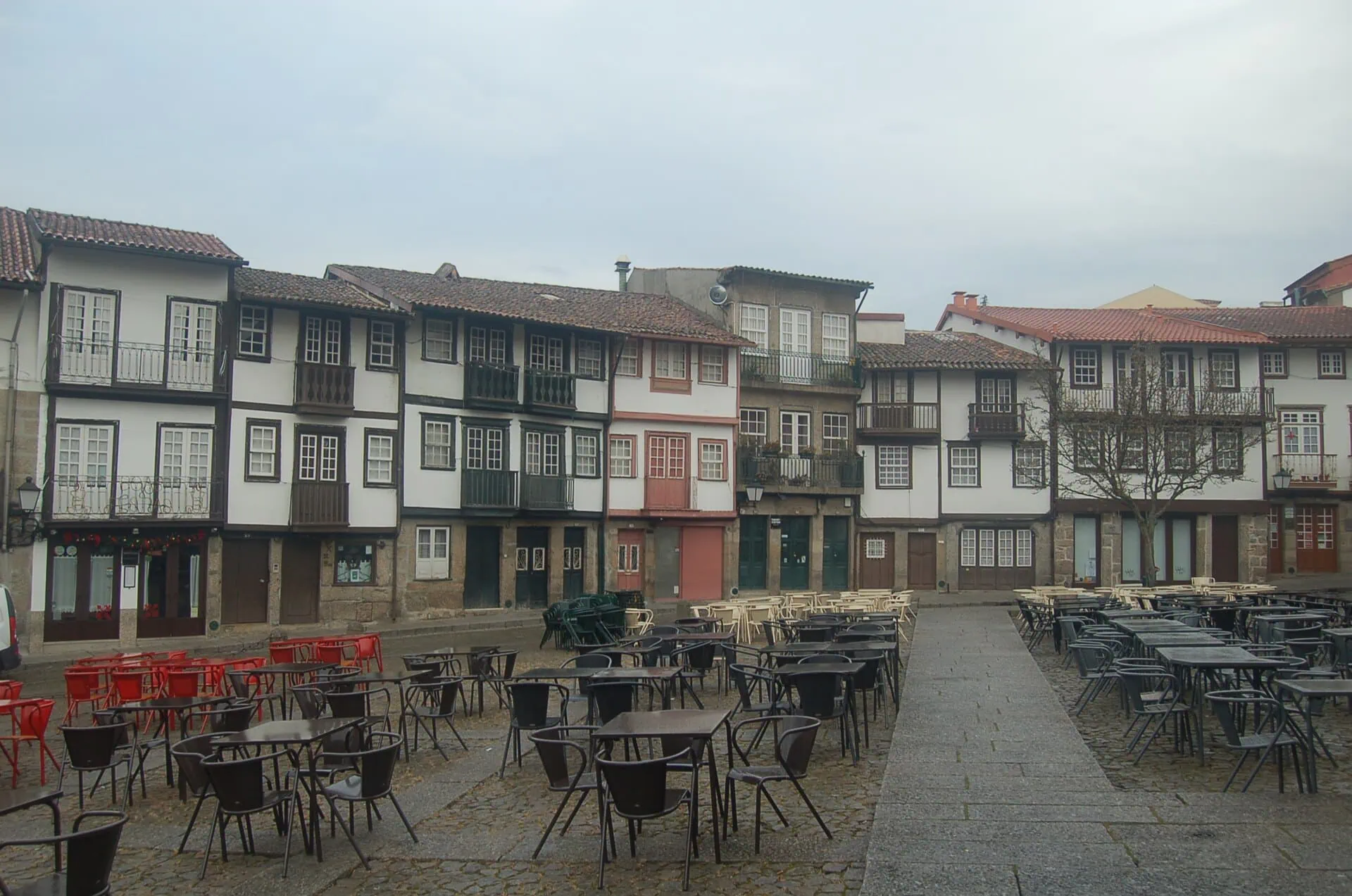 Guimarães, Portogallo: 13 cose da vedere nella culla del Portogallo 9 Praça de São Tiago, piazzetta romantica di Guimarães